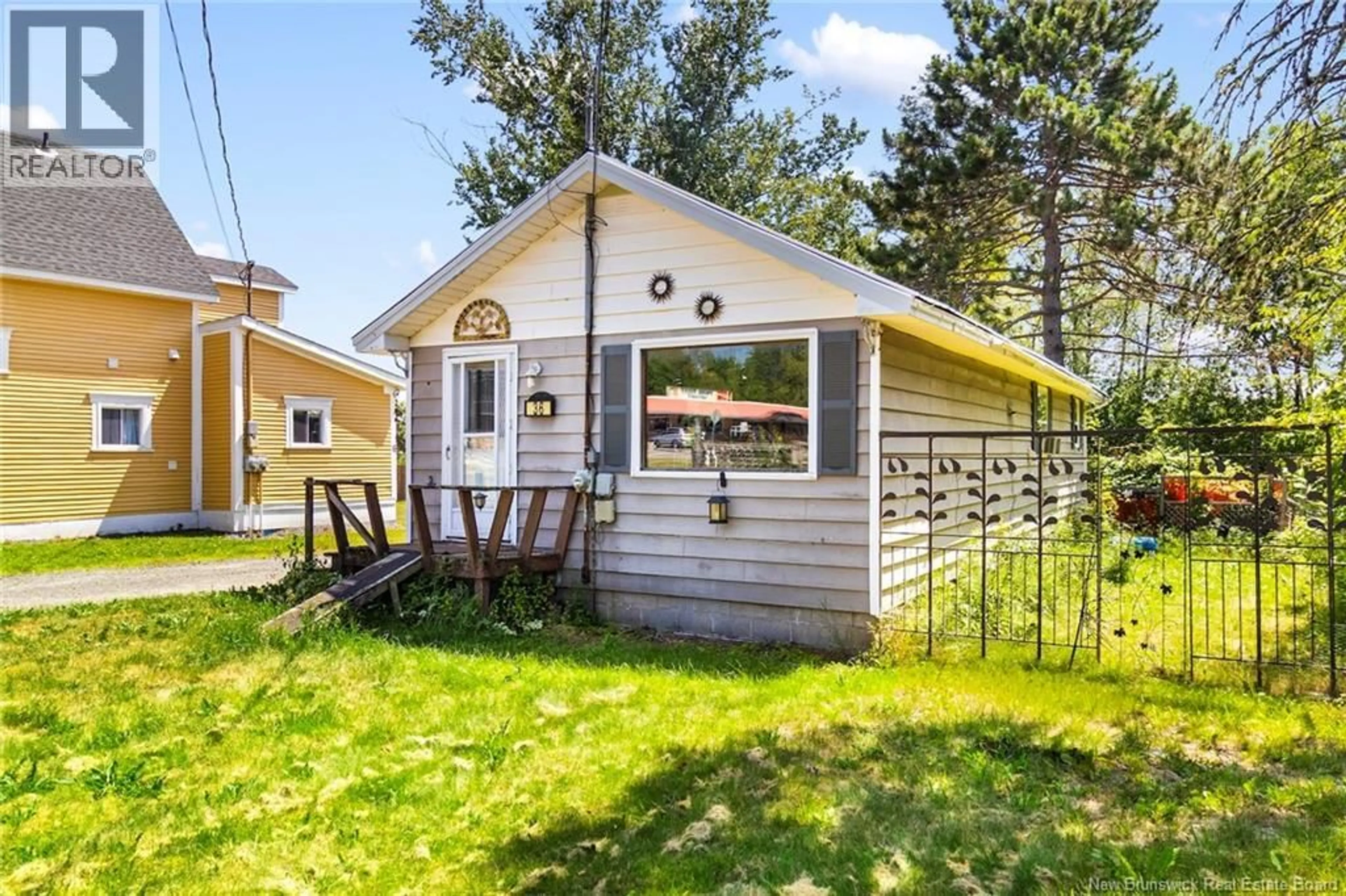 Patio, street for 36 QUEEN STREET, Minto New Brunswick E4B3P1