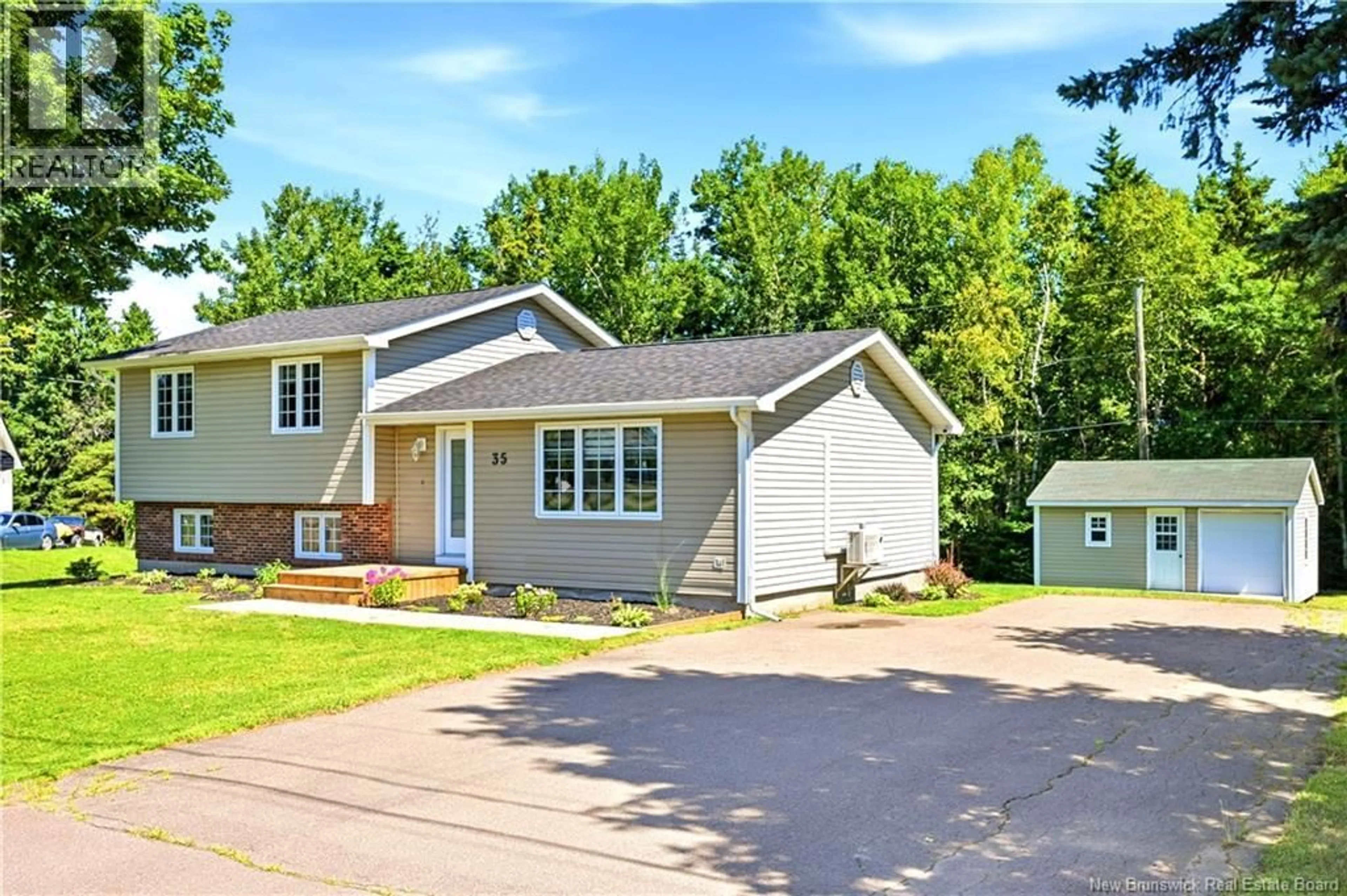 Home with vinyl exterior material, street for 35 RUE DES ROCHES, Bouctouche New Brunswick E4S3B4