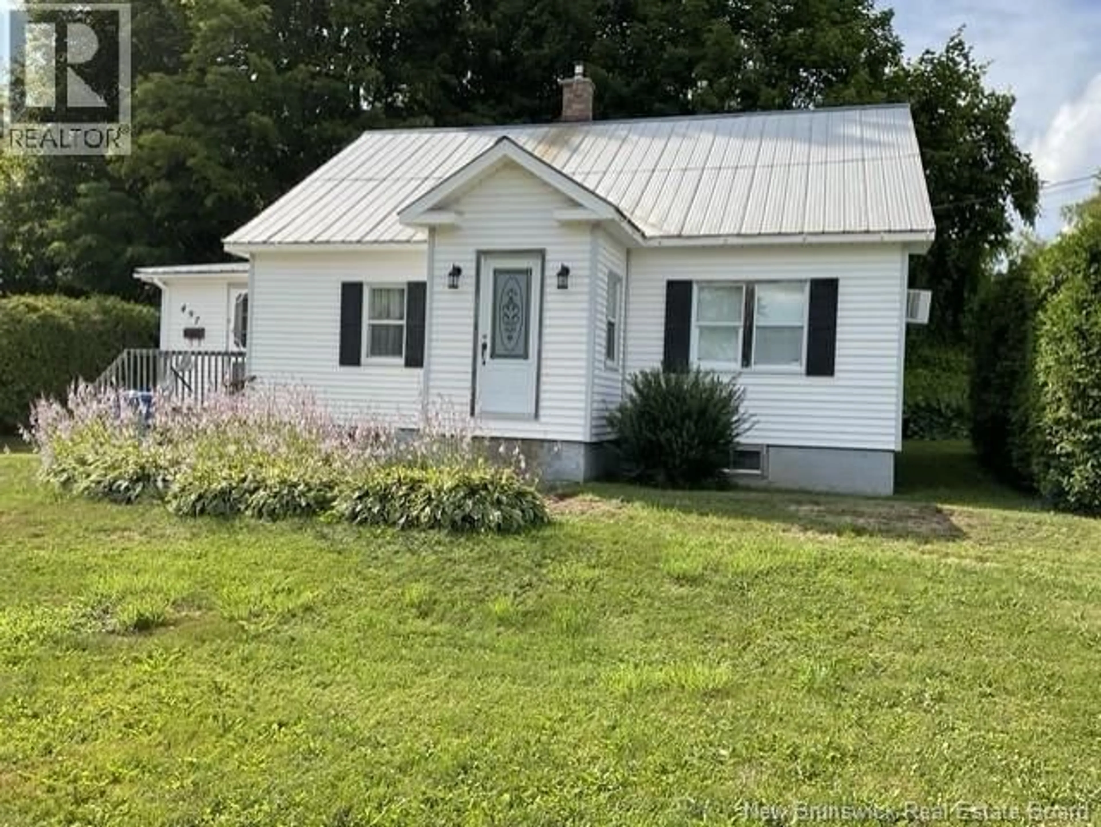 A pic from outside/outdoor area/front of a property/back of a property/a pic from drone, street for 497 MAIN STREET, Woodstock New Brunswick E7M2B8