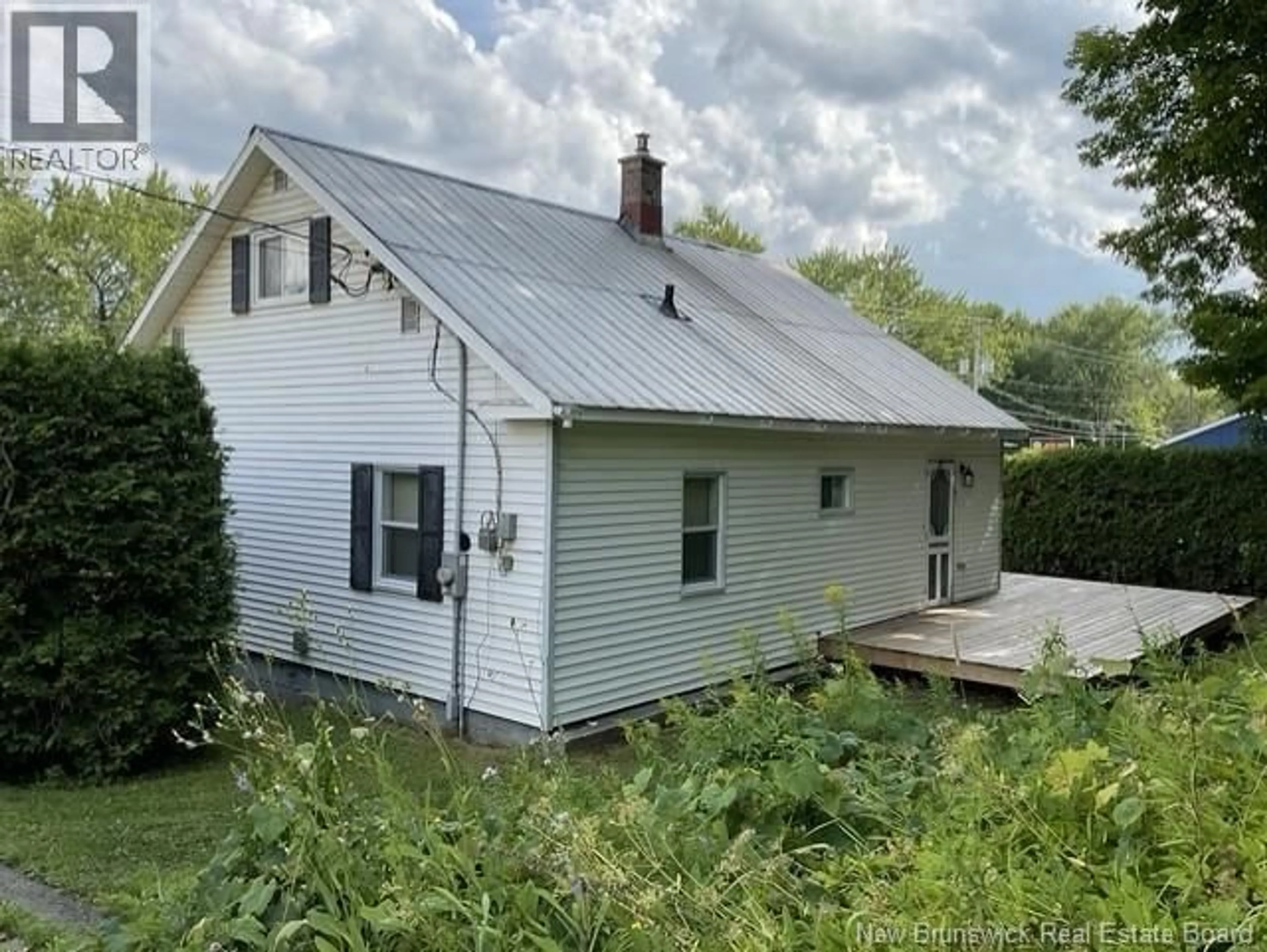 A pic from outside/outdoor area/front of a property/back of a property/a pic from drone, street for 497 MAIN STREET, Woodstock New Brunswick E7M2B8
