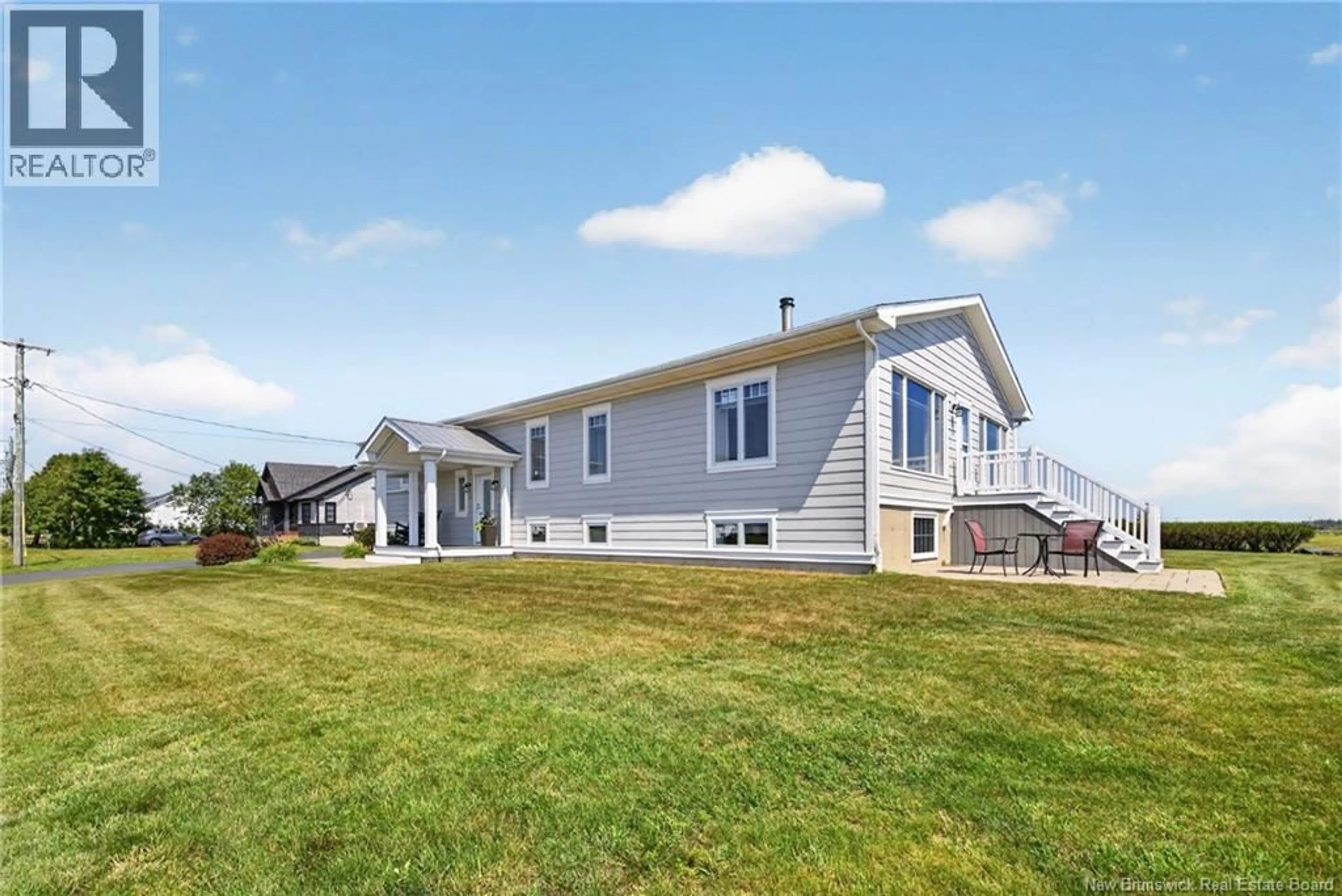 Home with vinyl exterior material, water/lake/river/ocean view for 11 RUE DU PÊCHEUR, Lamèque New Brunswick E8T1L3