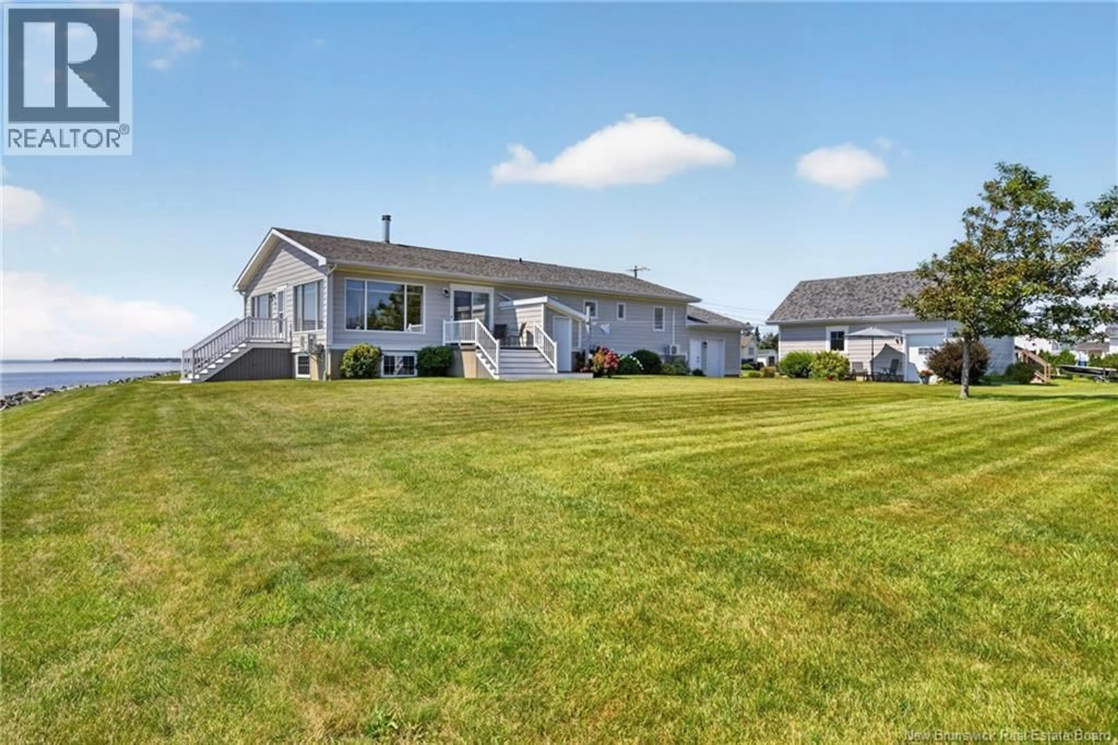 Home with vinyl exterior material, water/lake/river/ocean view for 11 RUE DU PÊCHEUR, Lamèque New Brunswick E8T1L3
