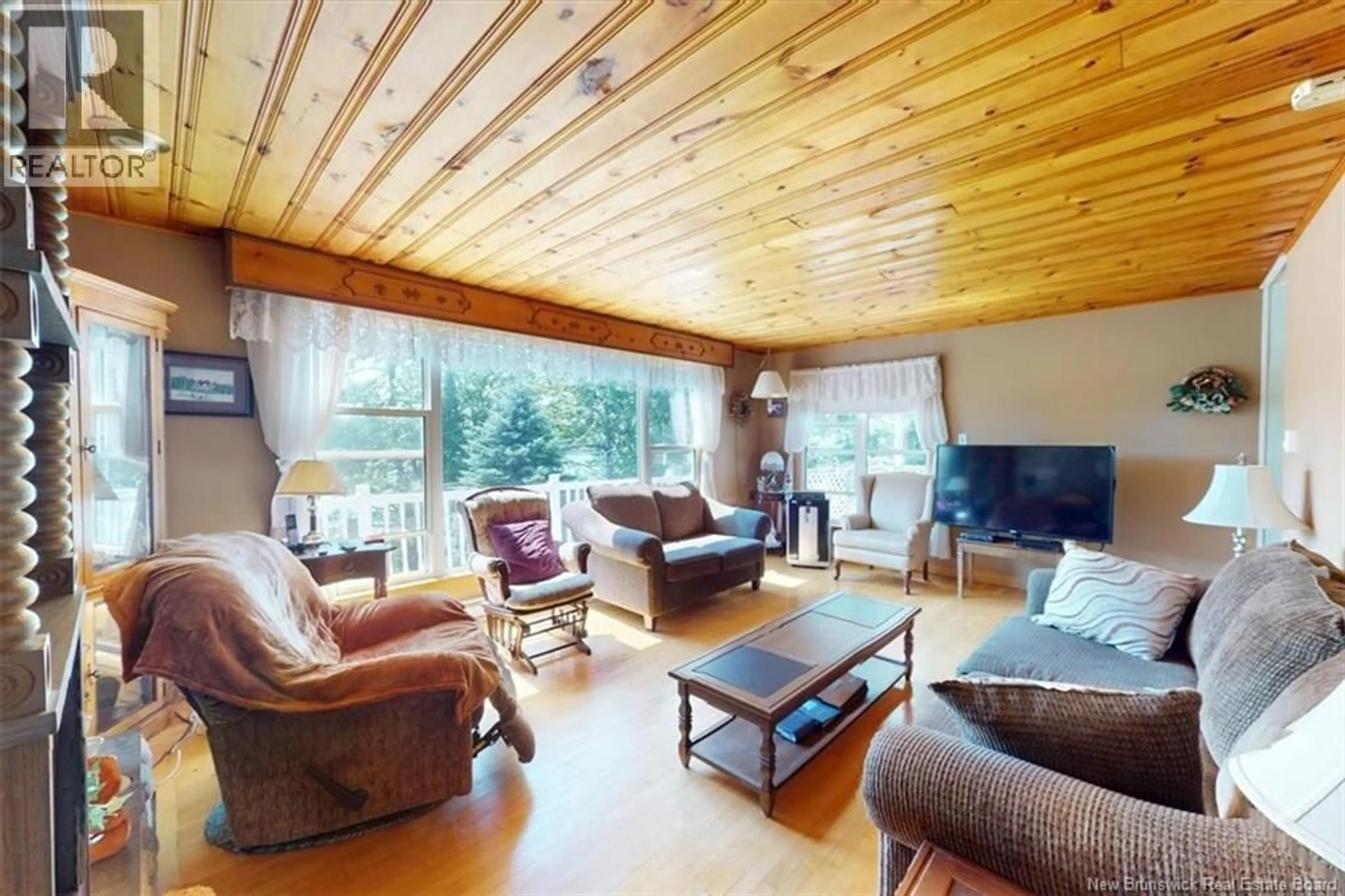 Living room with furniture, wood/laminate floor for 32 MAPLE GROVE COURT, Quispamsis New Brunswick E2E3S1