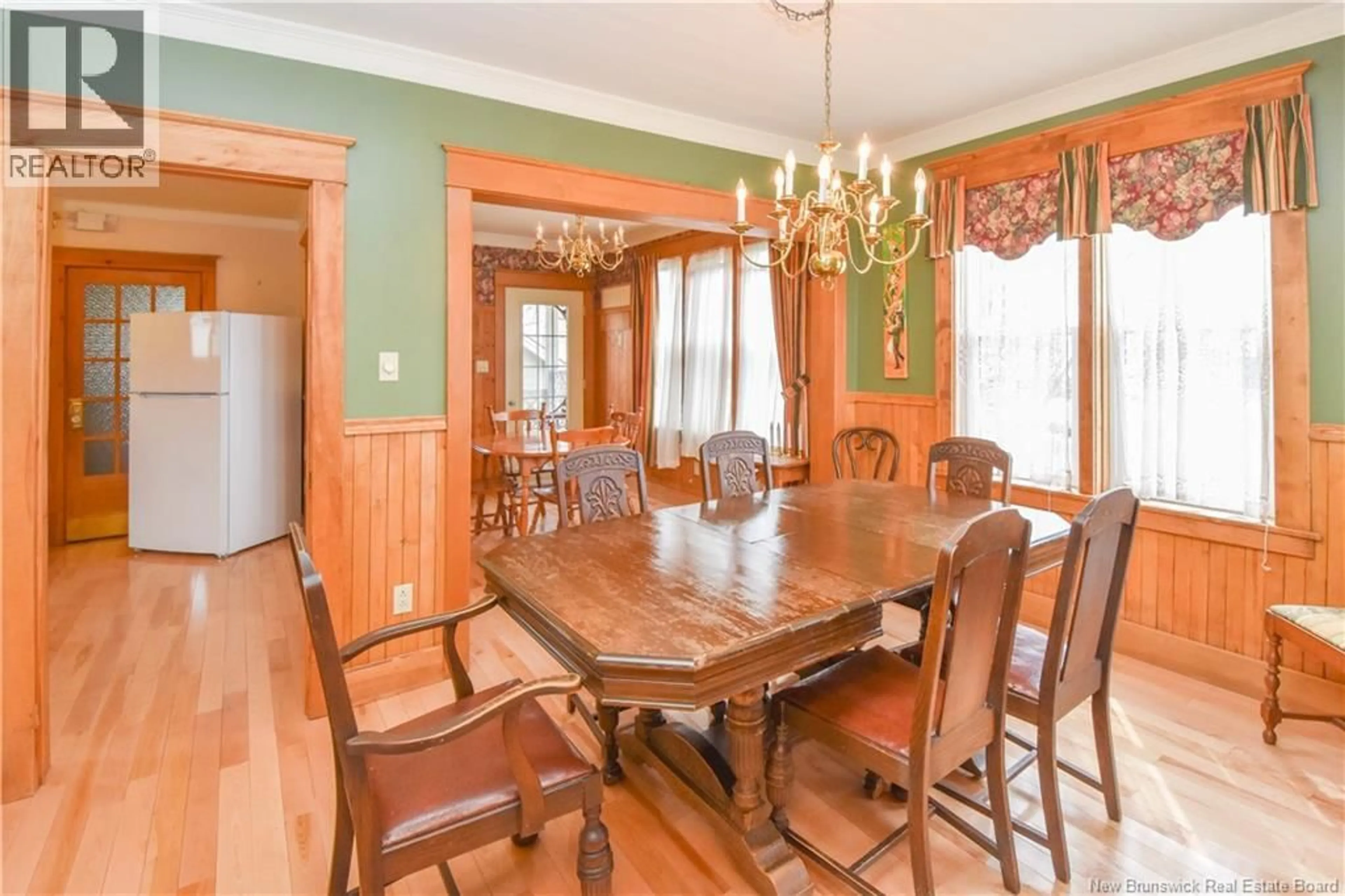 Dining room, wood/laminate floor for 98 SAINT-PIERRE BOULEVARD, Caraquet New Brunswick E1W1B6
