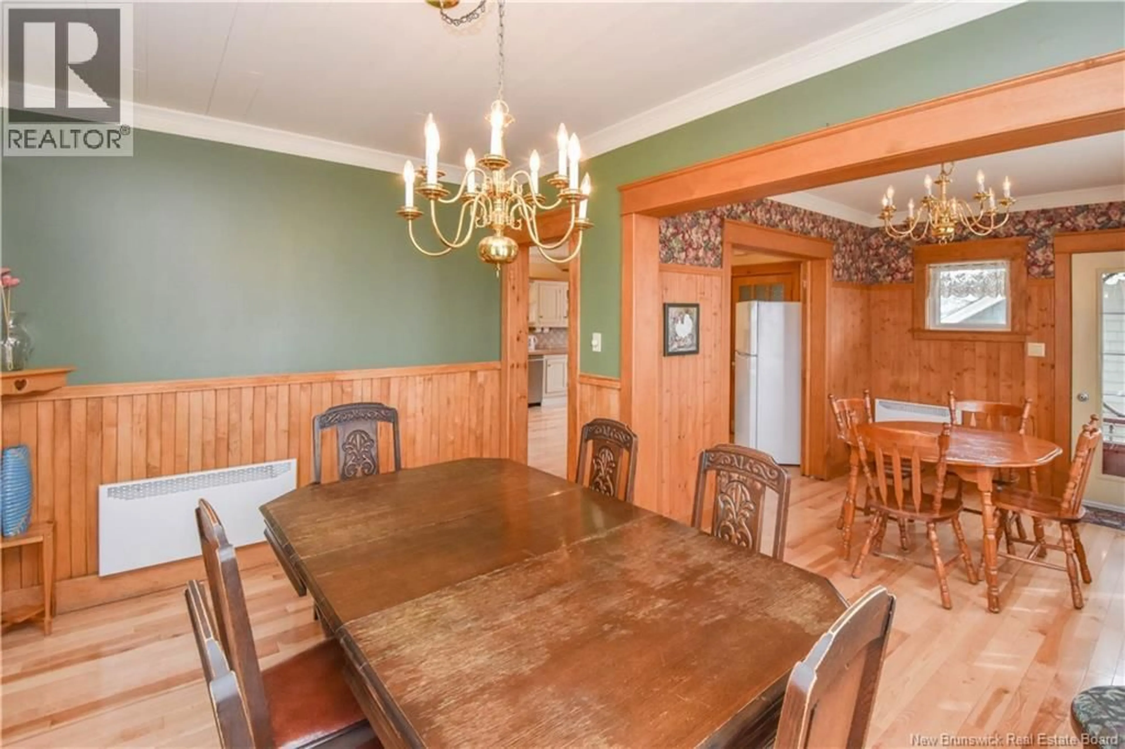 Dining room, wood/laminate floor for 98 SAINT-PIERRE BOULEVARD, Caraquet New Brunswick E1W1B6