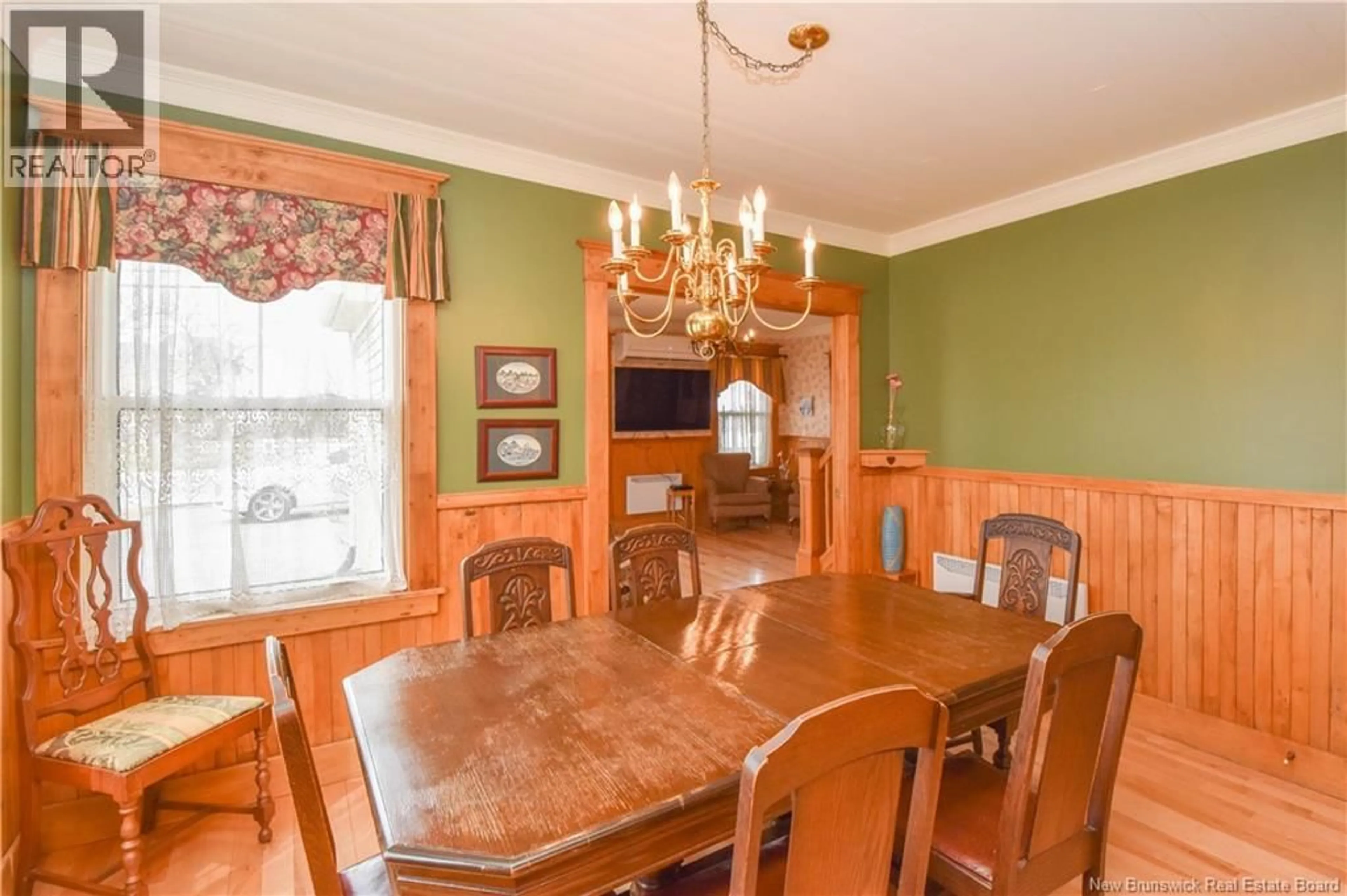 Dining room, wood/laminate floor for 98 SAINT-PIERRE BOULEVARD, Caraquet New Brunswick E1W1B6