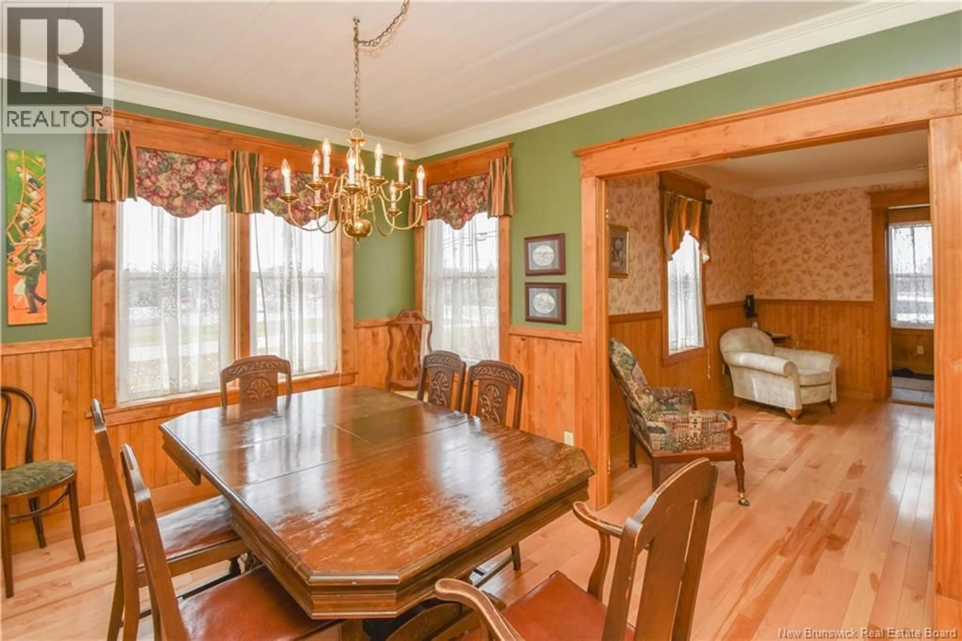 Dining room, wood/laminate floor for 98 SAINT-PIERRE BOULEVARD, Caraquet New Brunswick E1W1B6