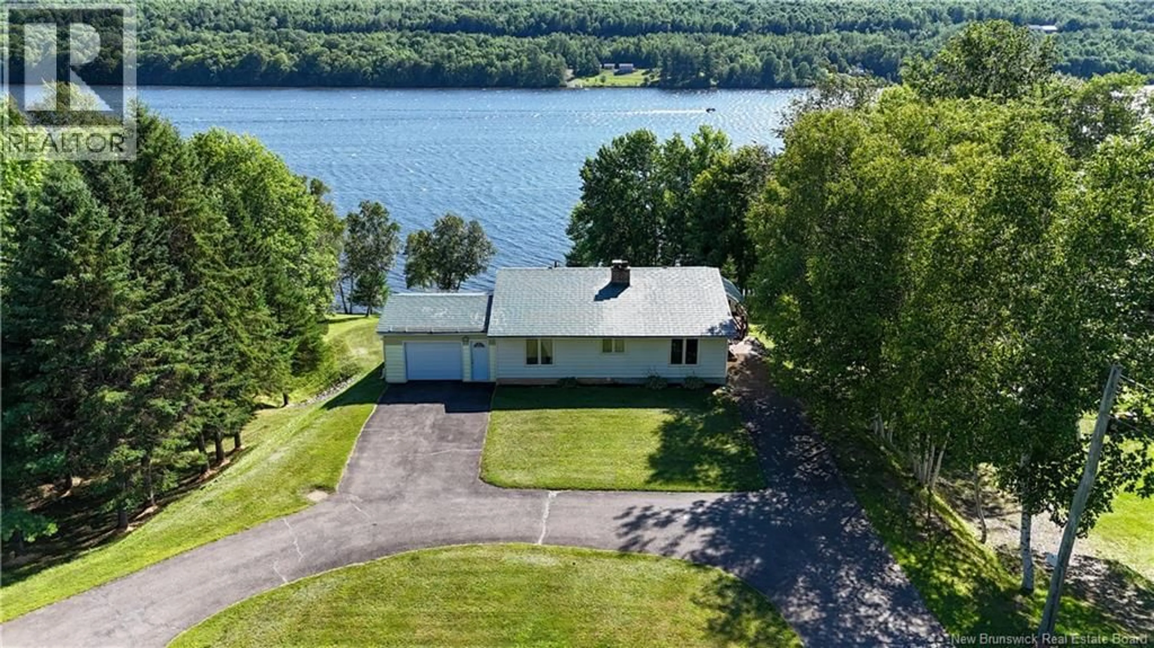 A pic from outside/outdoor area/front of a property/back of a property/a pic from drone, water/lake/river/ocean view for 1597 ROUTE 105, Southampton New Brunswick E6G1M3