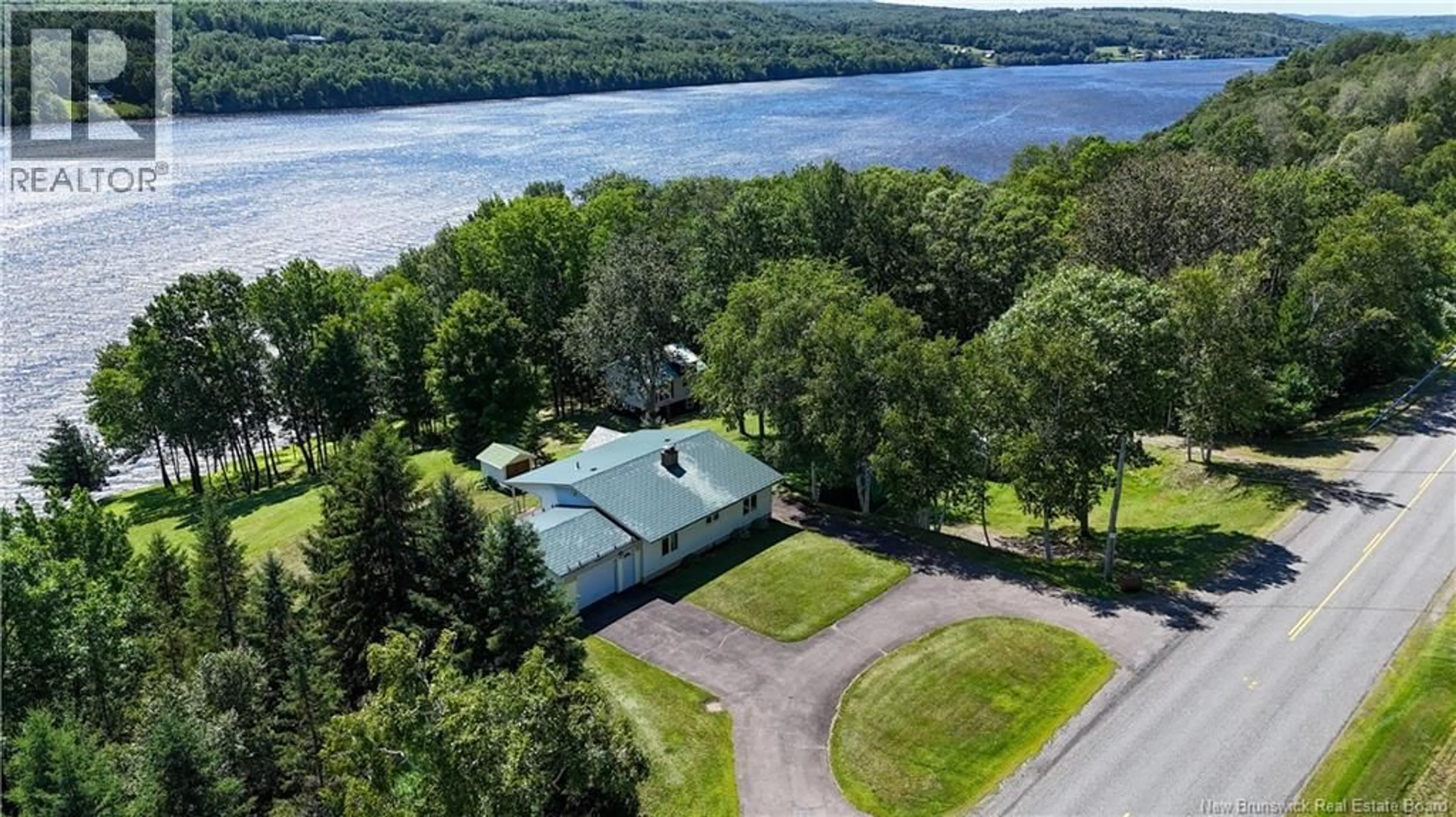 A pic from outside/outdoor area/front of a property/back of a property/a pic from drone, water/lake/river/ocean view for 1597 ROUTE 105, Southampton New Brunswick E6G1M3