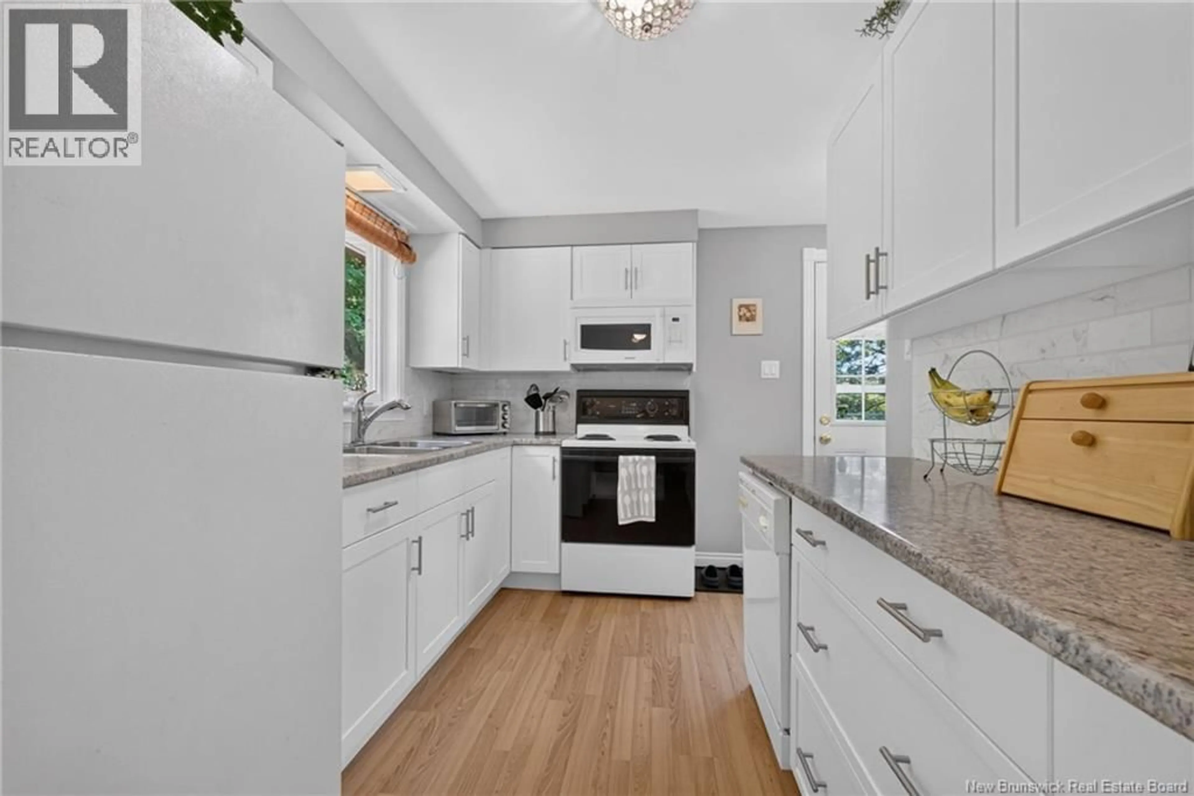 Standard kitchen, ceramic/tile floor for 2991 ROUTE 134, Shediac Cape New Brunswick E4P3E9