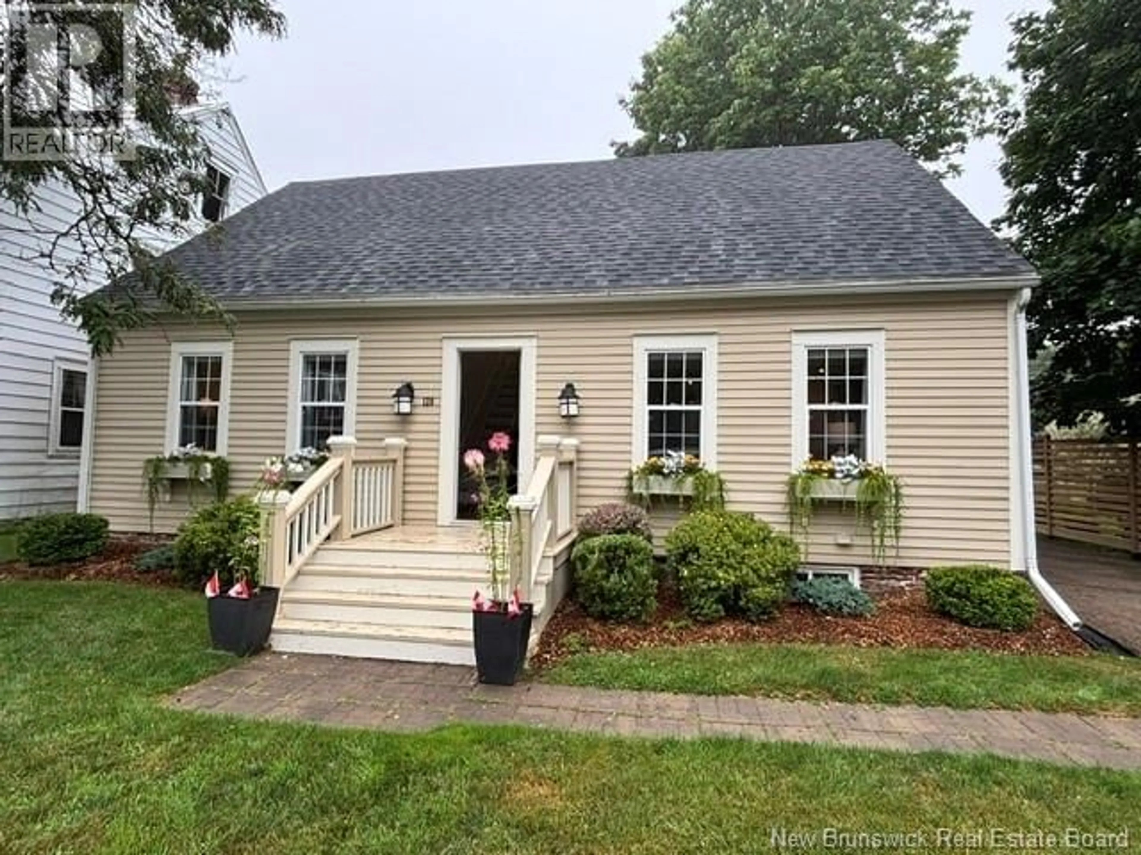 Home with vinyl exterior material, street for 120 QUEEN STREET, Saint Andrews New Brunswick E5B1C8