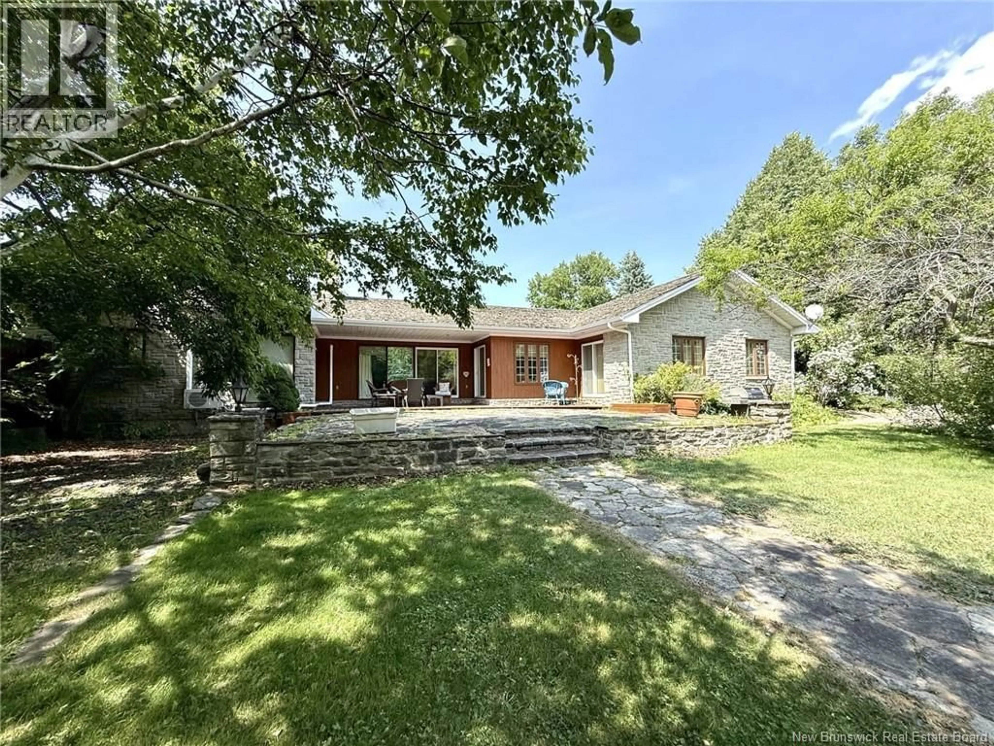 A pic from outside/outdoor area/front of a property/back of a property/a pic from drone, street for 728 BOUL. ST-PIERRE OUEST, Caraquet New Brunswick E1W1A1