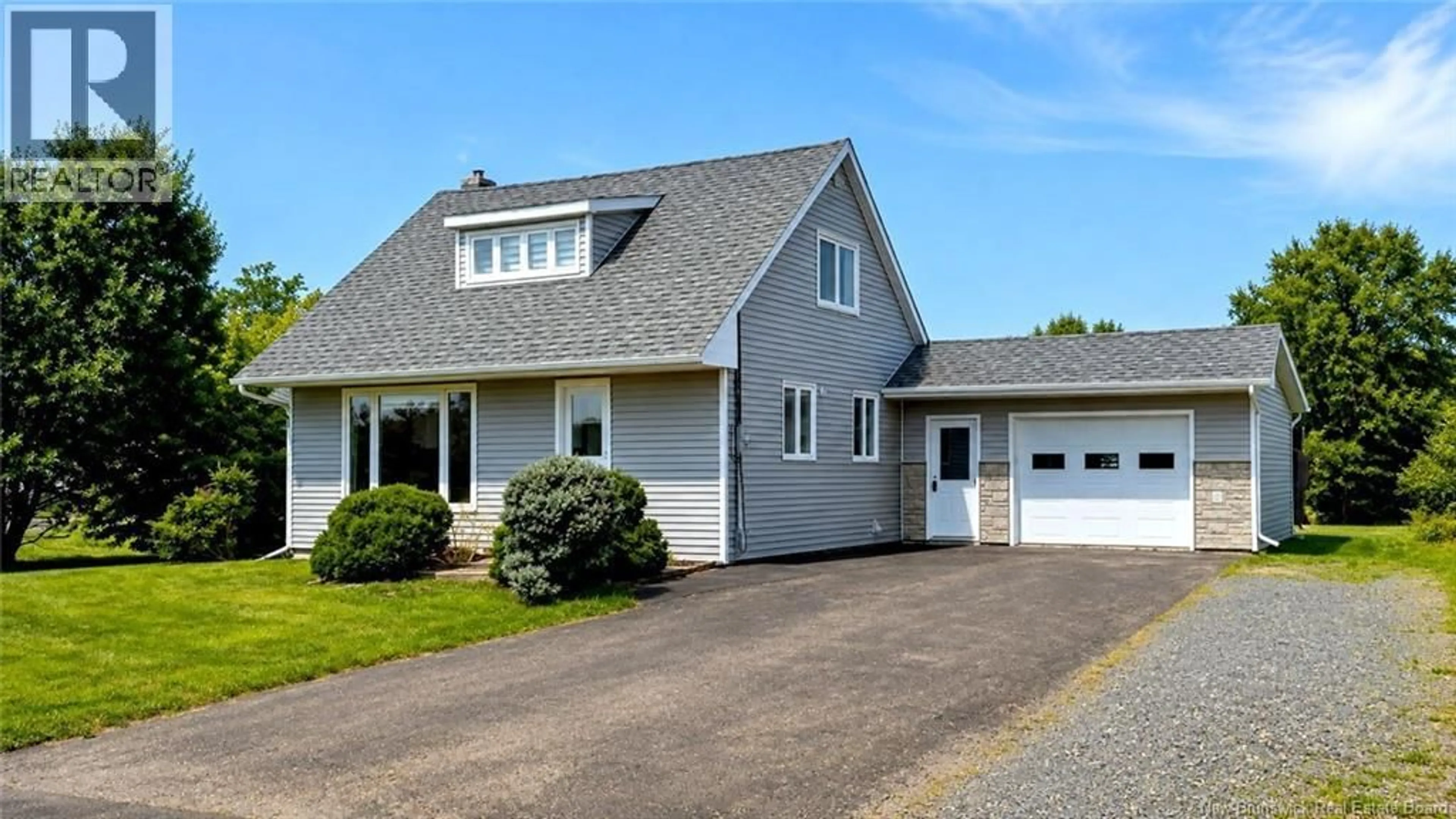 Home with vinyl exterior material, street for 228 DU PÊCHEUR NORD STREET, Lamèque New Brunswick E8T1J3