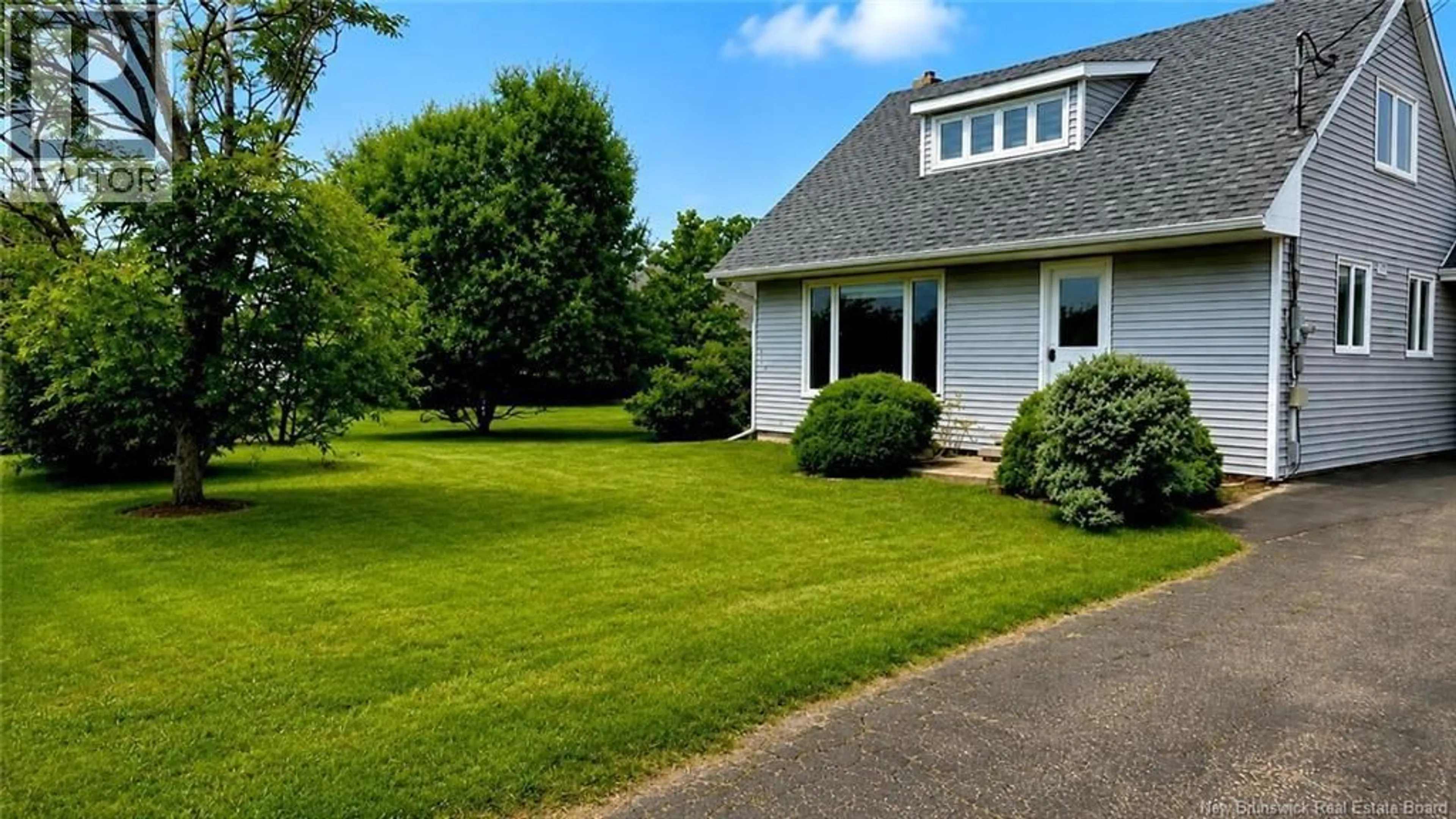 Home with vinyl exterior material, street for 228 DU PÊCHEUR NORD STREET, Lamèque New Brunswick E8T1J3