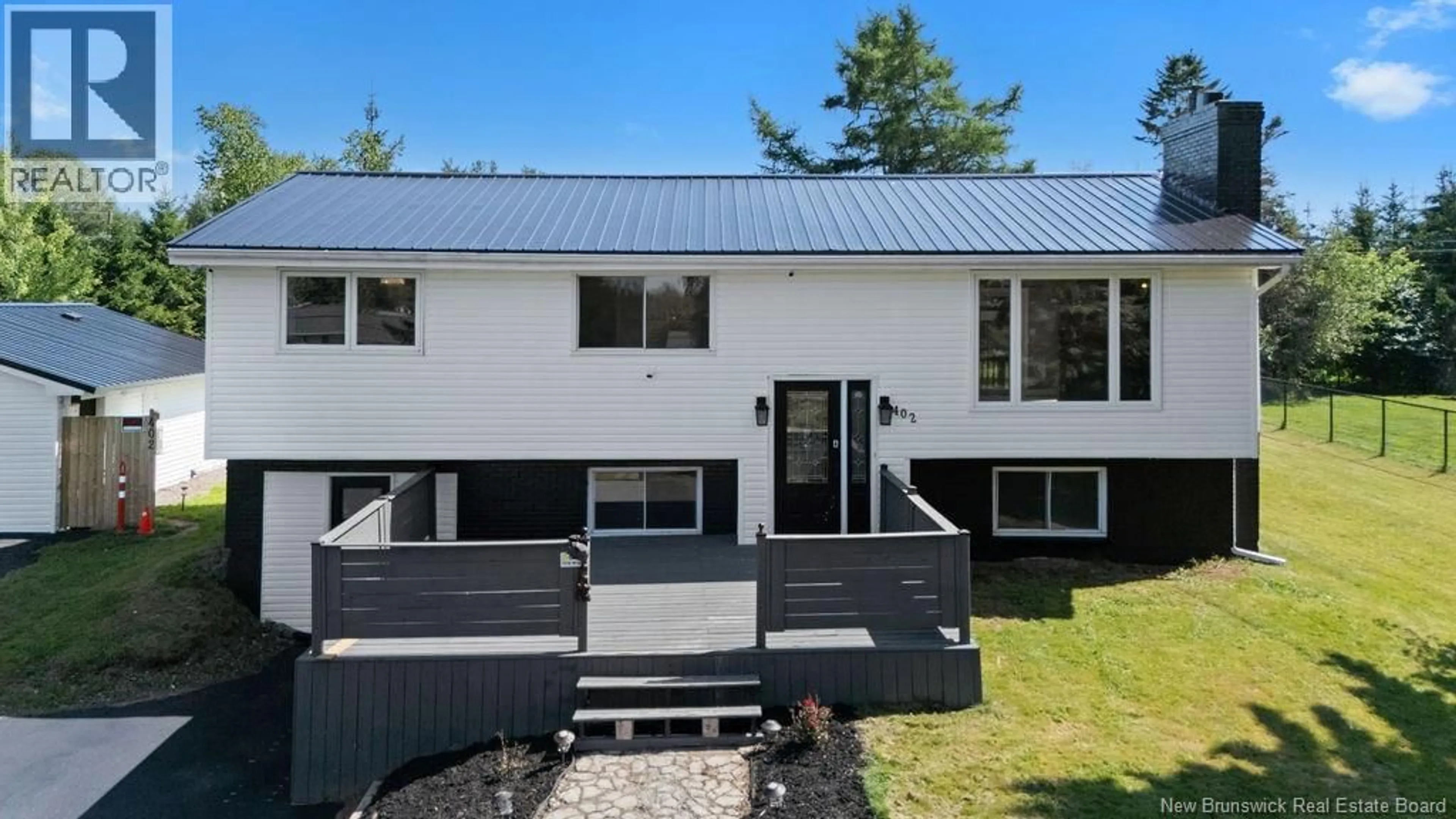 Home with vinyl exterior material, building for 402 MARGUERITE STREET, Dieppe New Brunswick E1A7H1