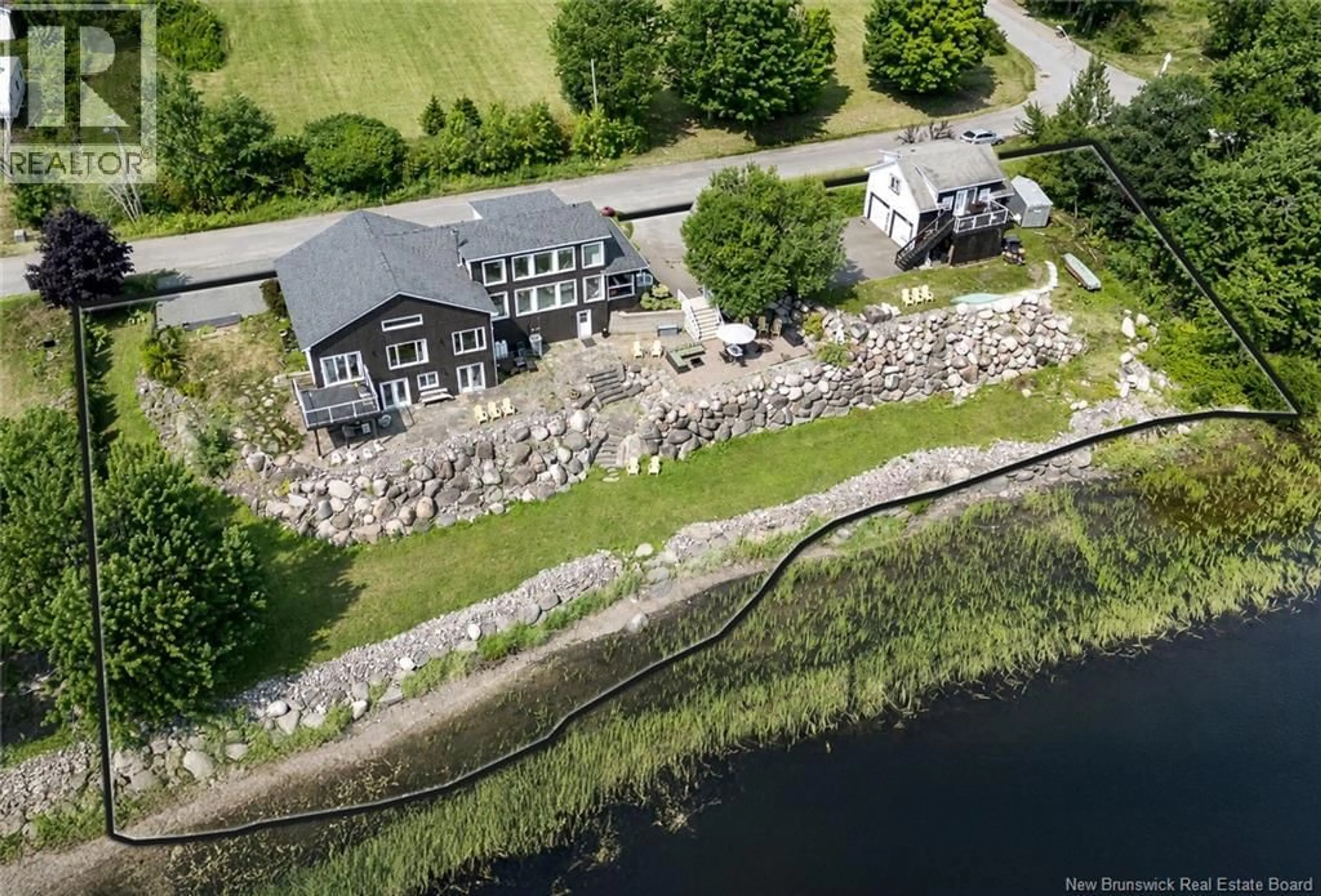 A pic from outside/outdoor area/front of a property/back of a property/a pic from drone, water/lake/river/ocean view for 92 FRONT STREET, Gagetown New Brunswick E5M1A1