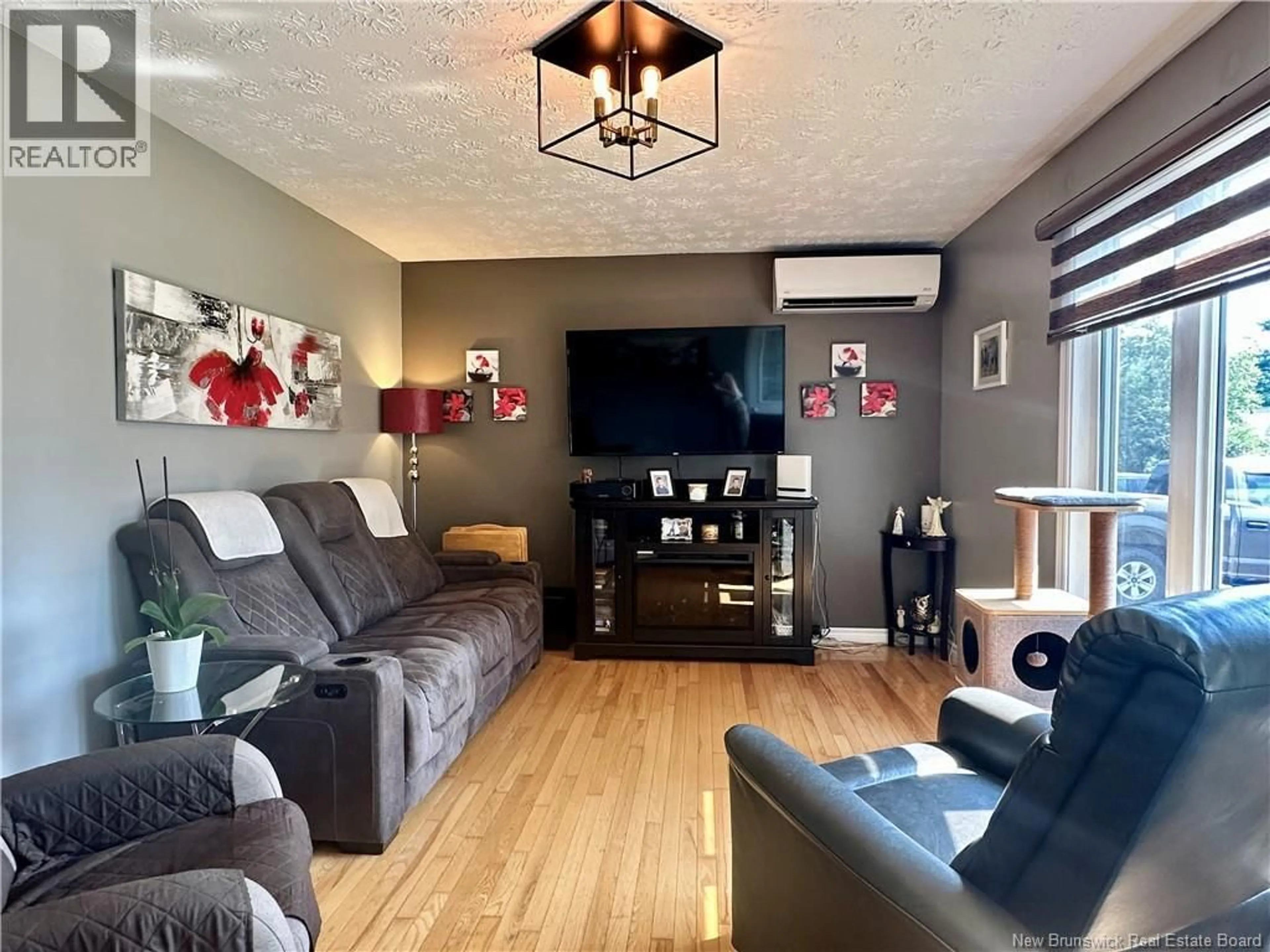 Living room with furniture, wood/laminate floor for 12 LÉONARD STREET, Saint-Jacques New Brunswick E7B1K7