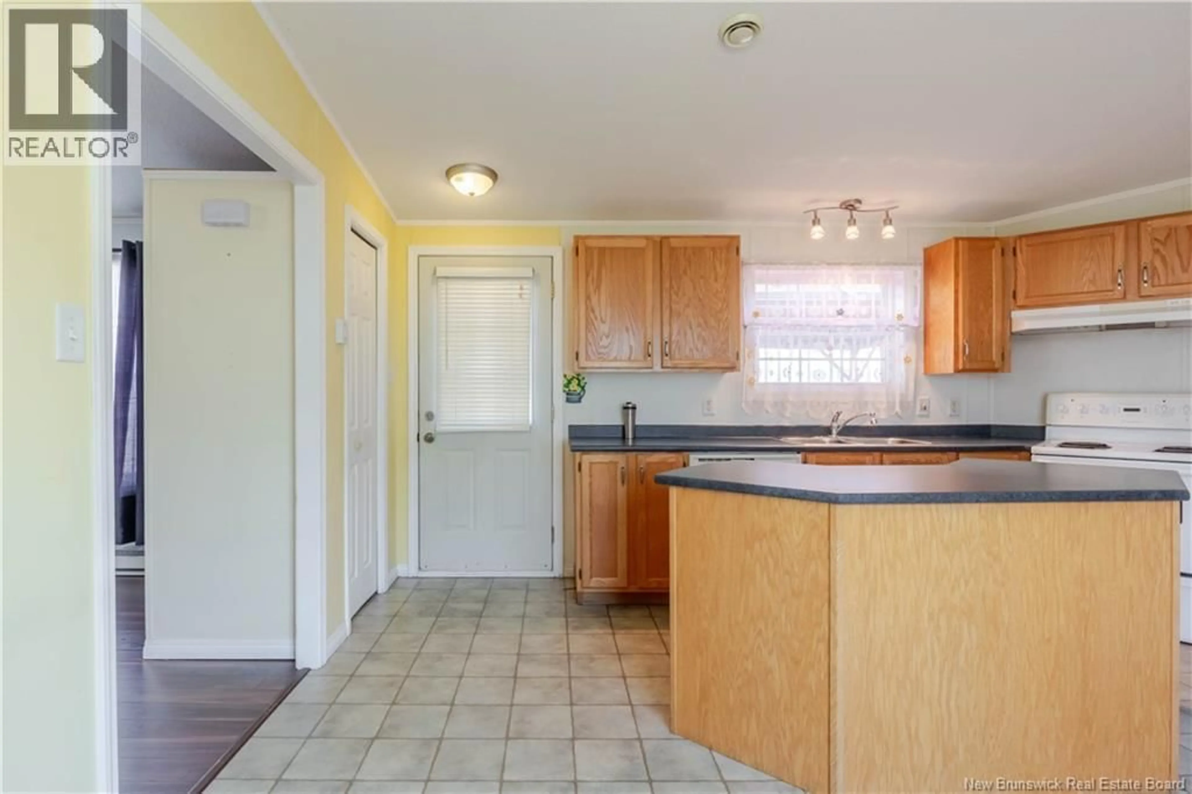 Standard kitchen, unknown for 11 SENATOR DRIVE, Fredericton New Brunswick E3C1L8