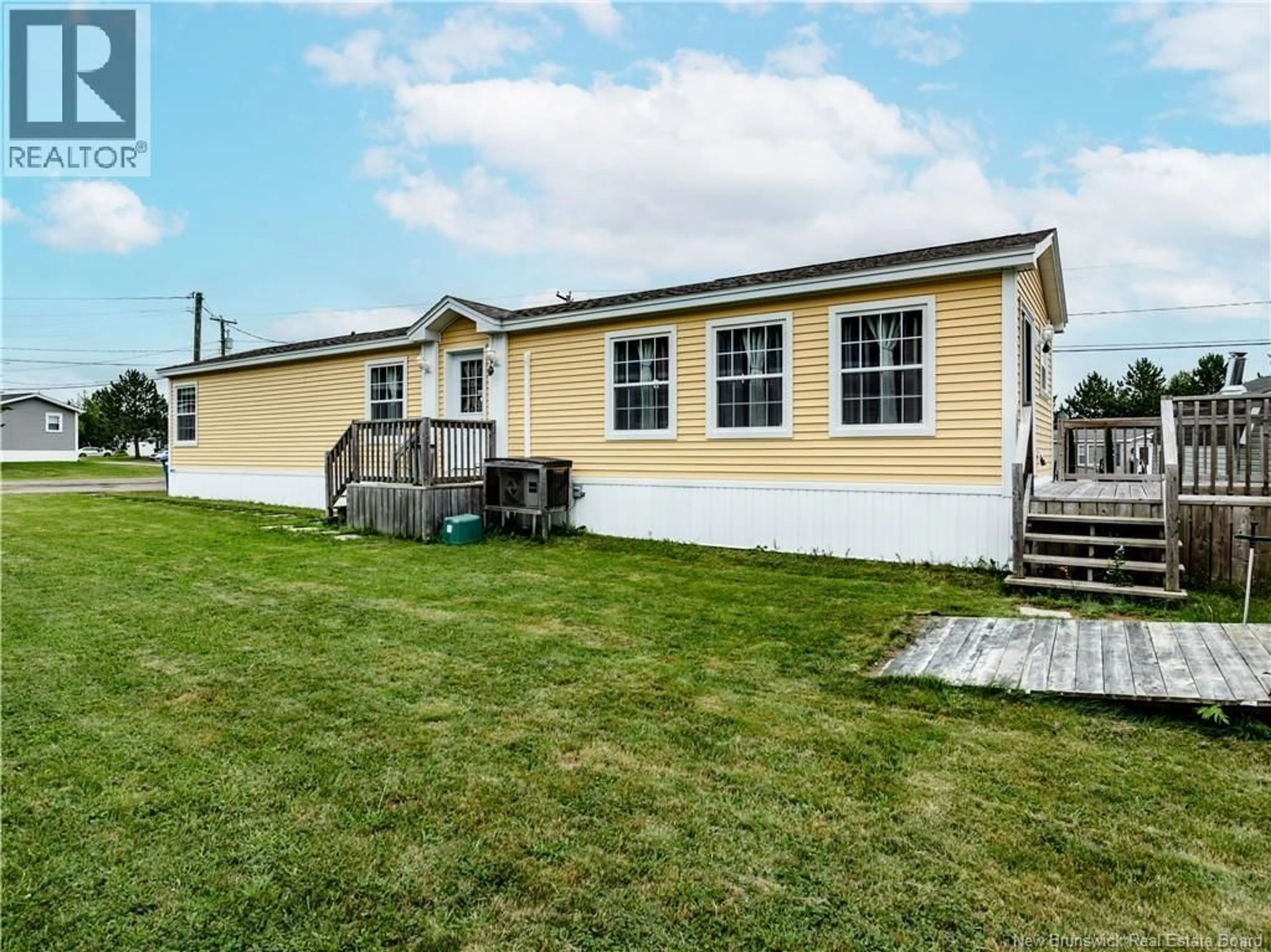 Home with vinyl exterior material, unknown for 14 TELEX, Dieppe New Brunswick E1A8H5