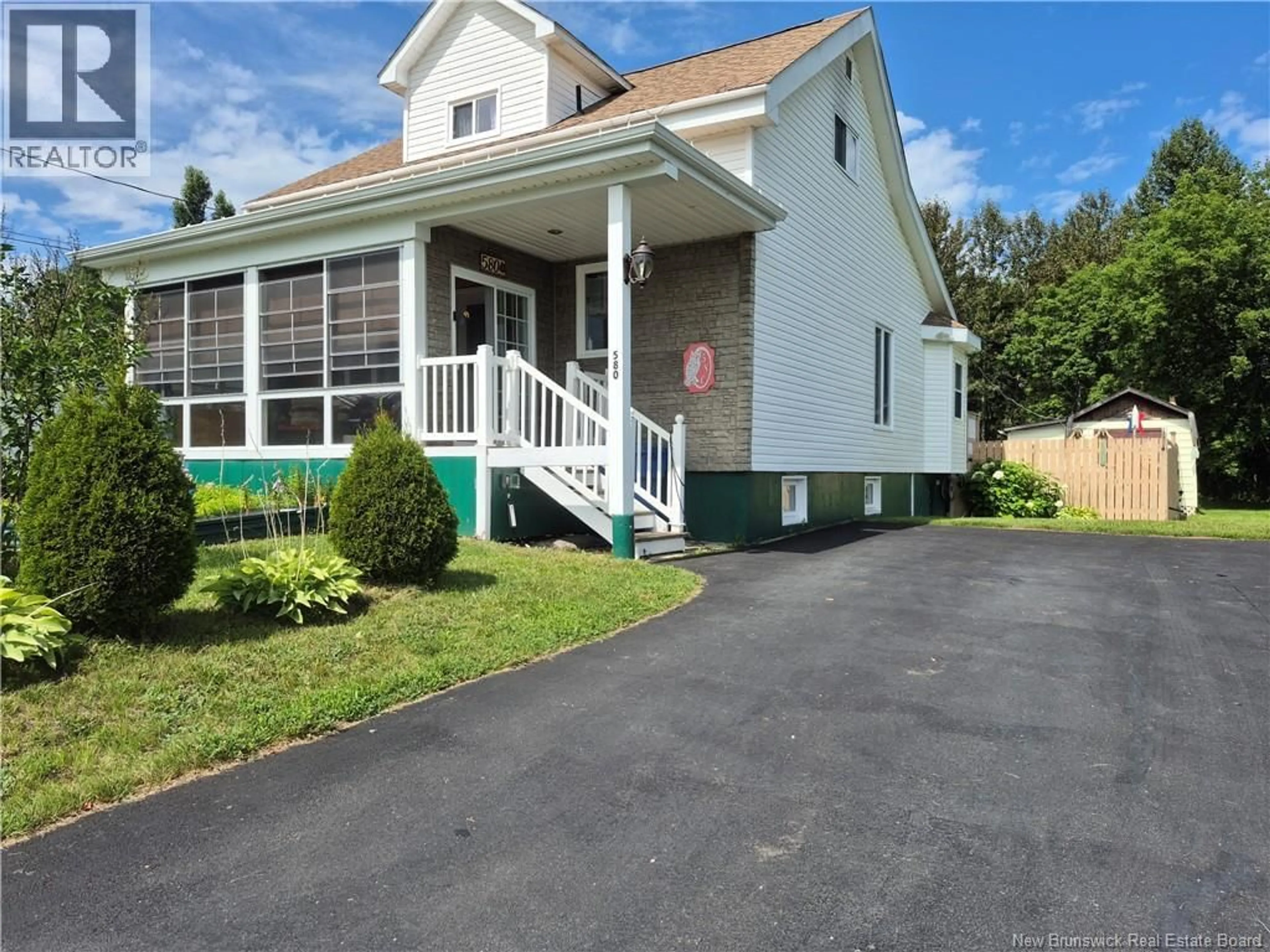 Home with vinyl exterior material, street for 580 RUE GARDEN, Bathurst New Brunswick E2A2P6