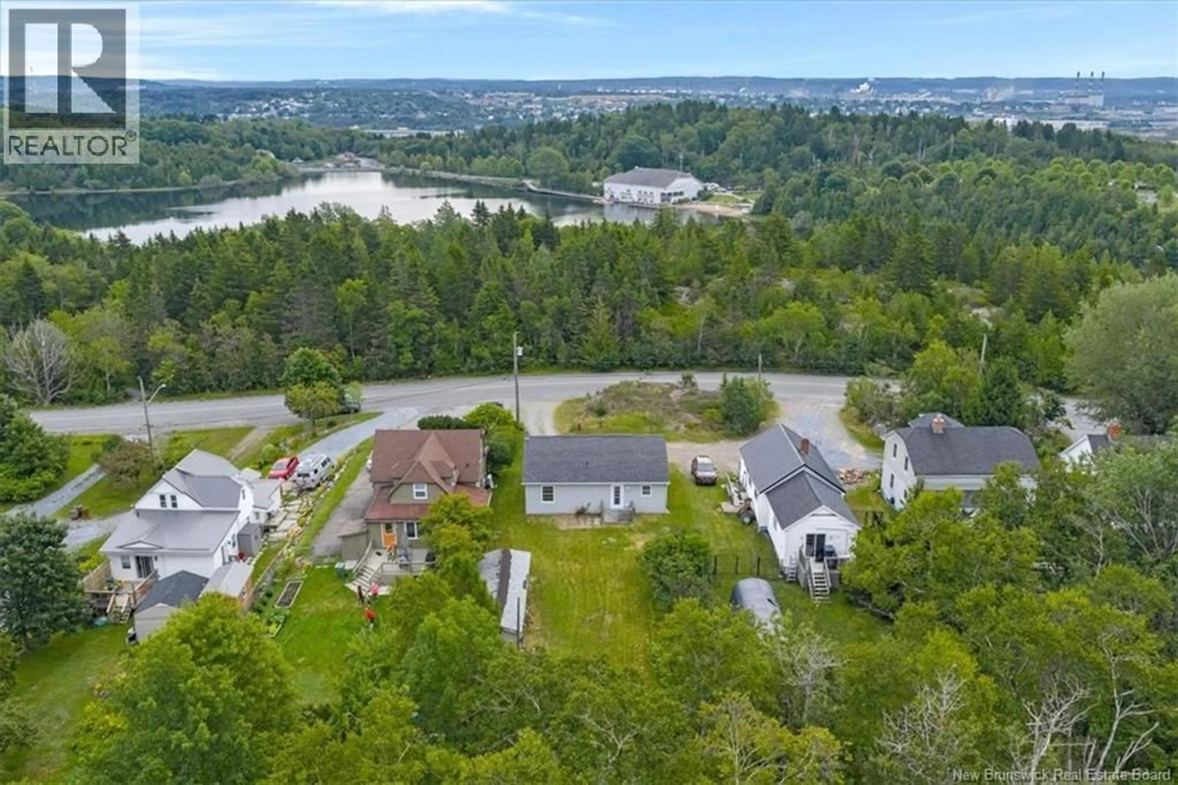 A pic from outside/outdoor area/front of a property/back of a property/a pic from drone, water/lake/river/ocean view for 329 HAWTHORNE AVE EXT, Saint John New Brunswick E2K3T1