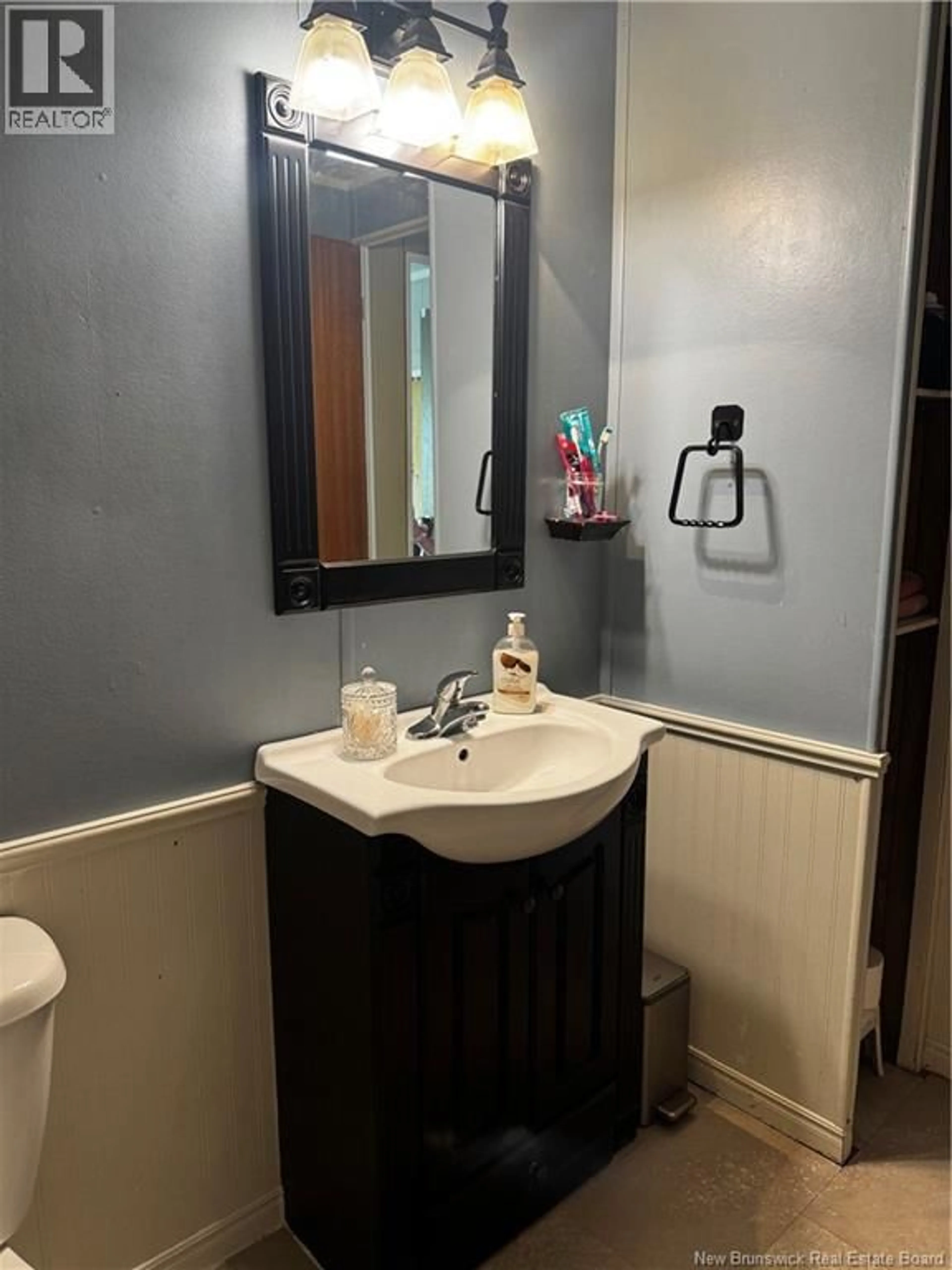 Standard bathroom, ceramic/tile floor for 17 RUSSELL DRIVE, Salisbury New Brunswick E4J2C7