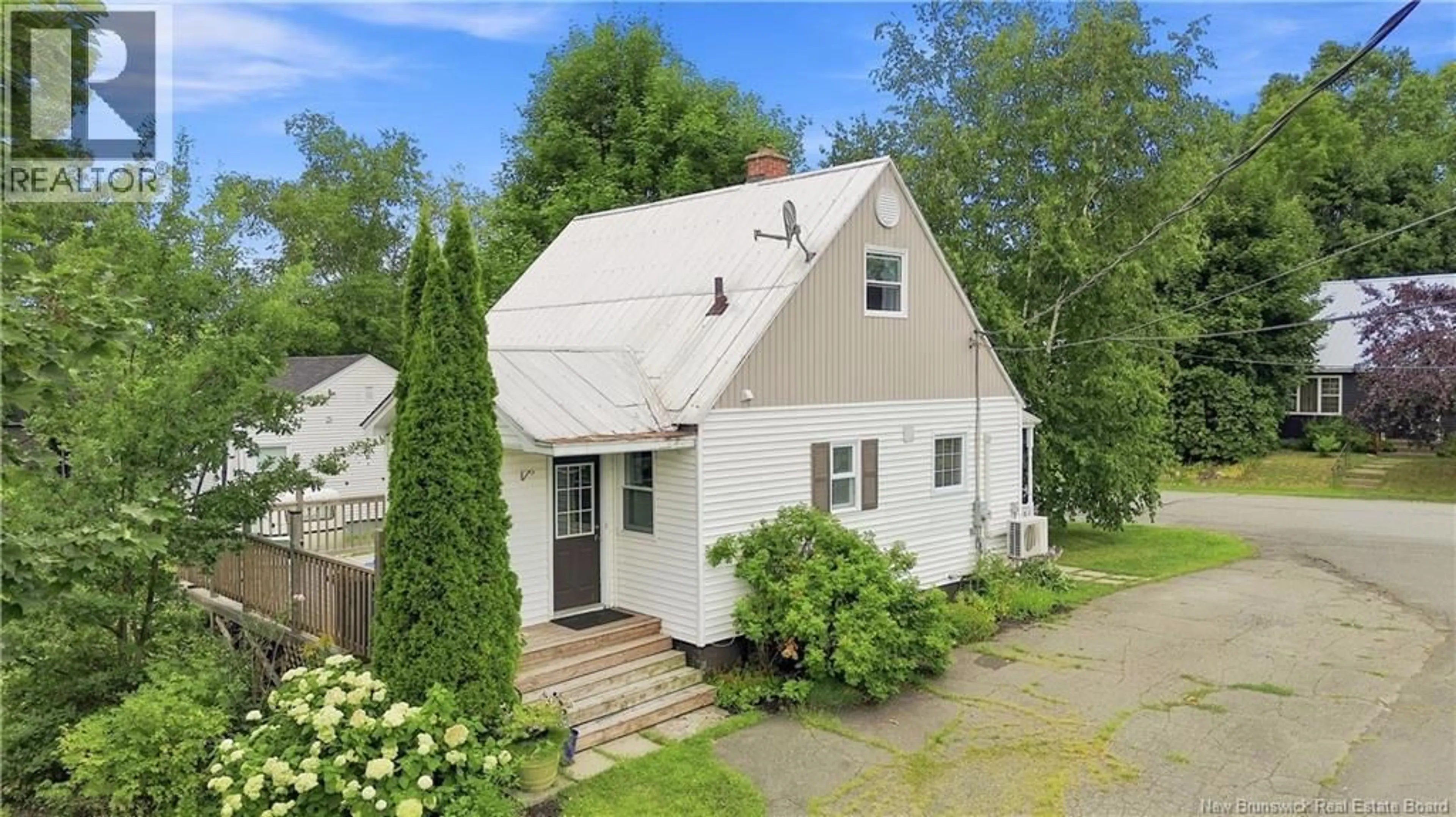 A pic from outside/outdoor area/front of a property/back of a property/a pic from drone, street for 141 ST. JAMES STREET, Woodstock New Brunswick E7M2T5