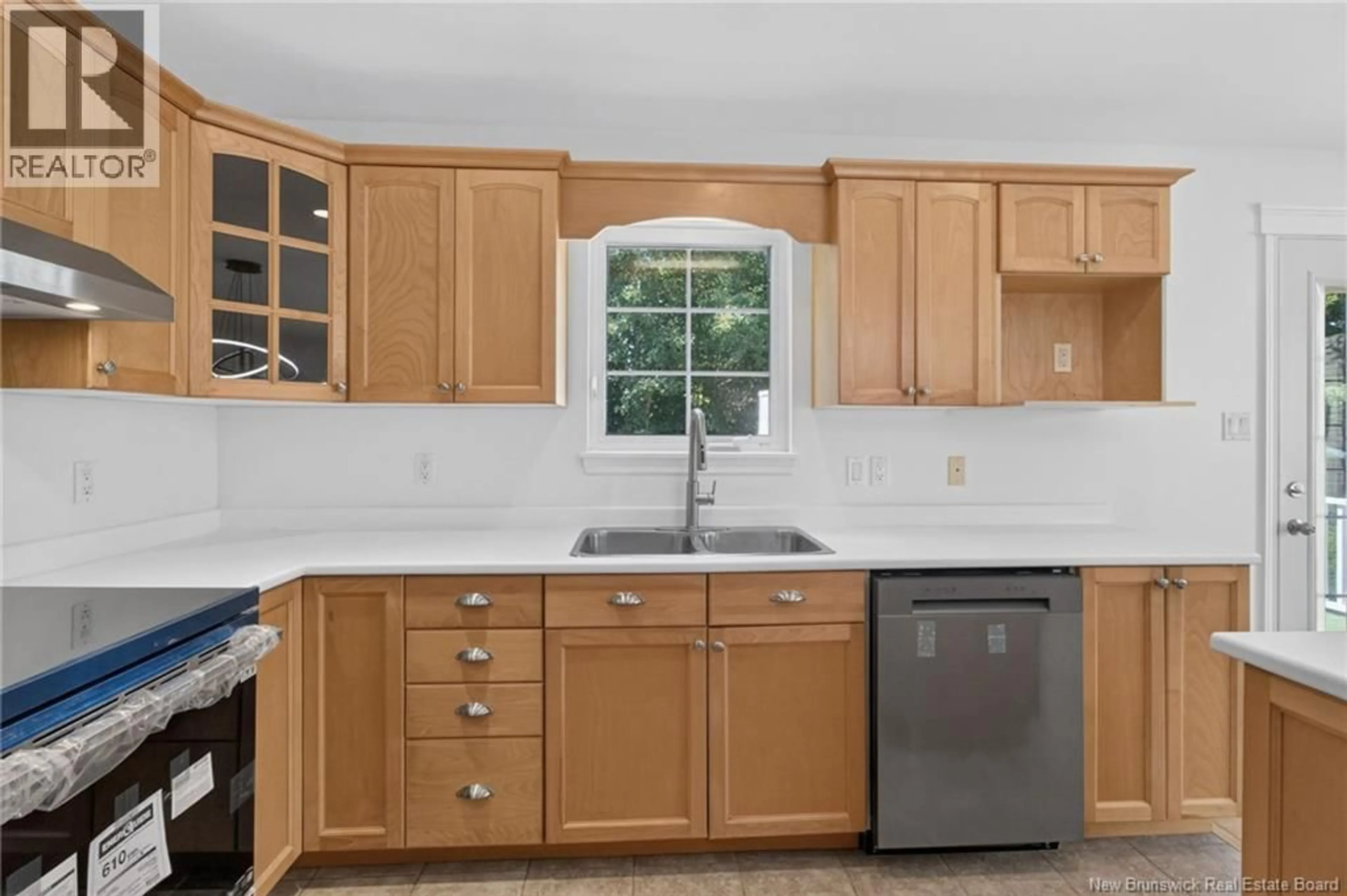 Standard kitchen, ceramic/tile floor for 302 LONSDALE DRIVE, Moncton New Brunswick E1G0A8