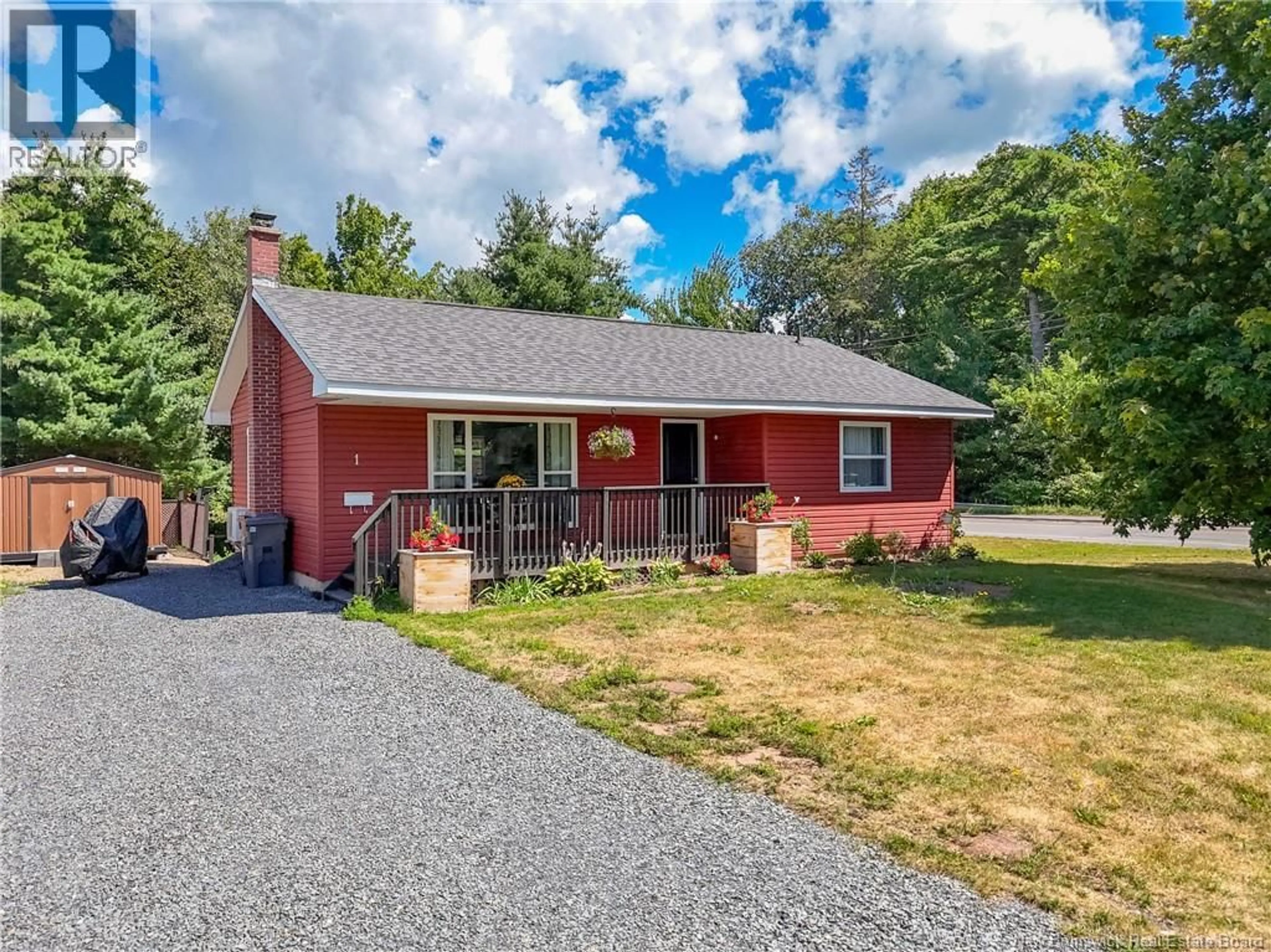 Home with vinyl exterior material, street for 1 ONONDAGA STREET, Oromocto New Brunswick E2V1B4