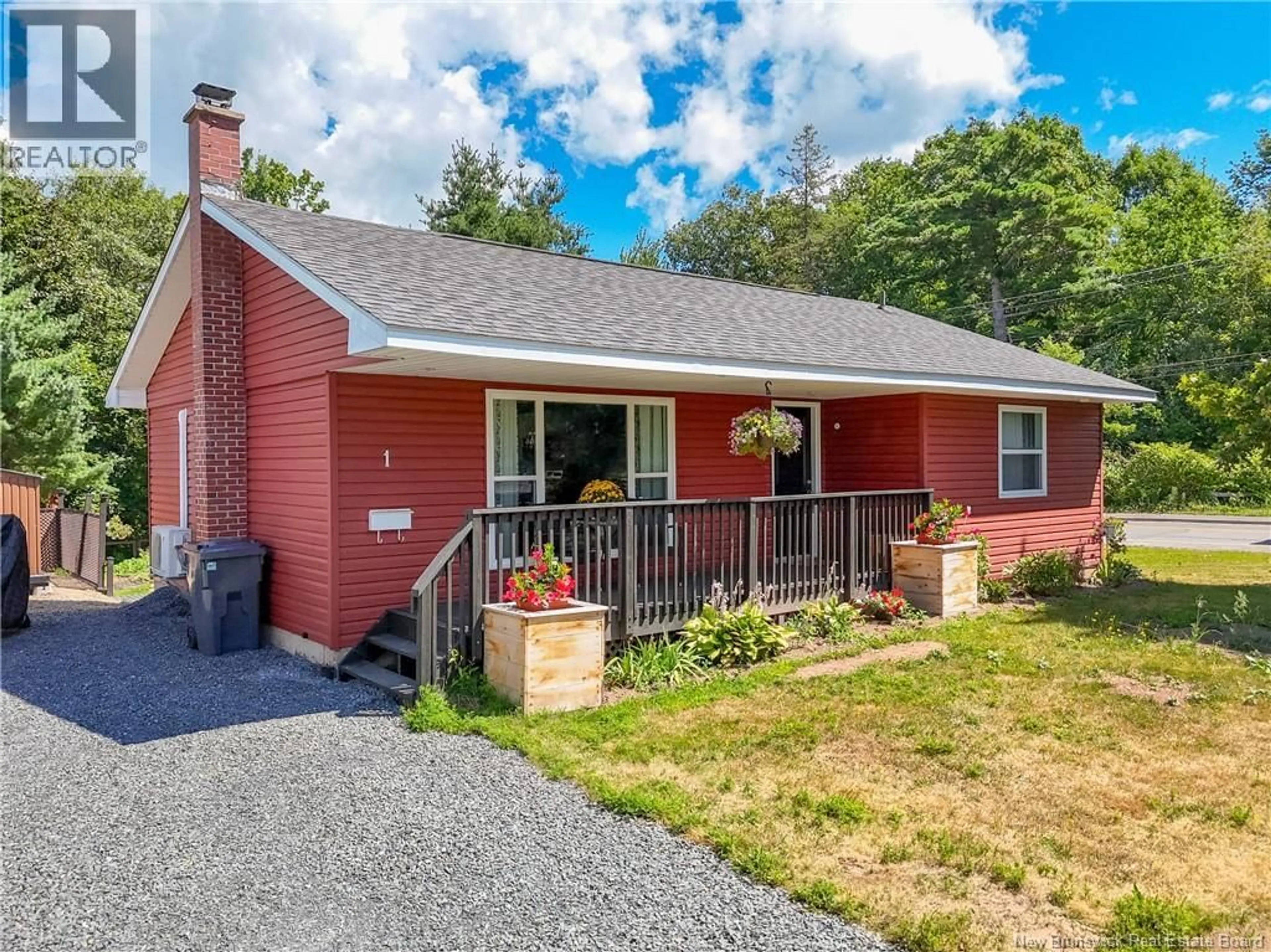 Home with vinyl exterior material, street for 1 ONONDAGA STREET, Oromocto New Brunswick E2V1B4