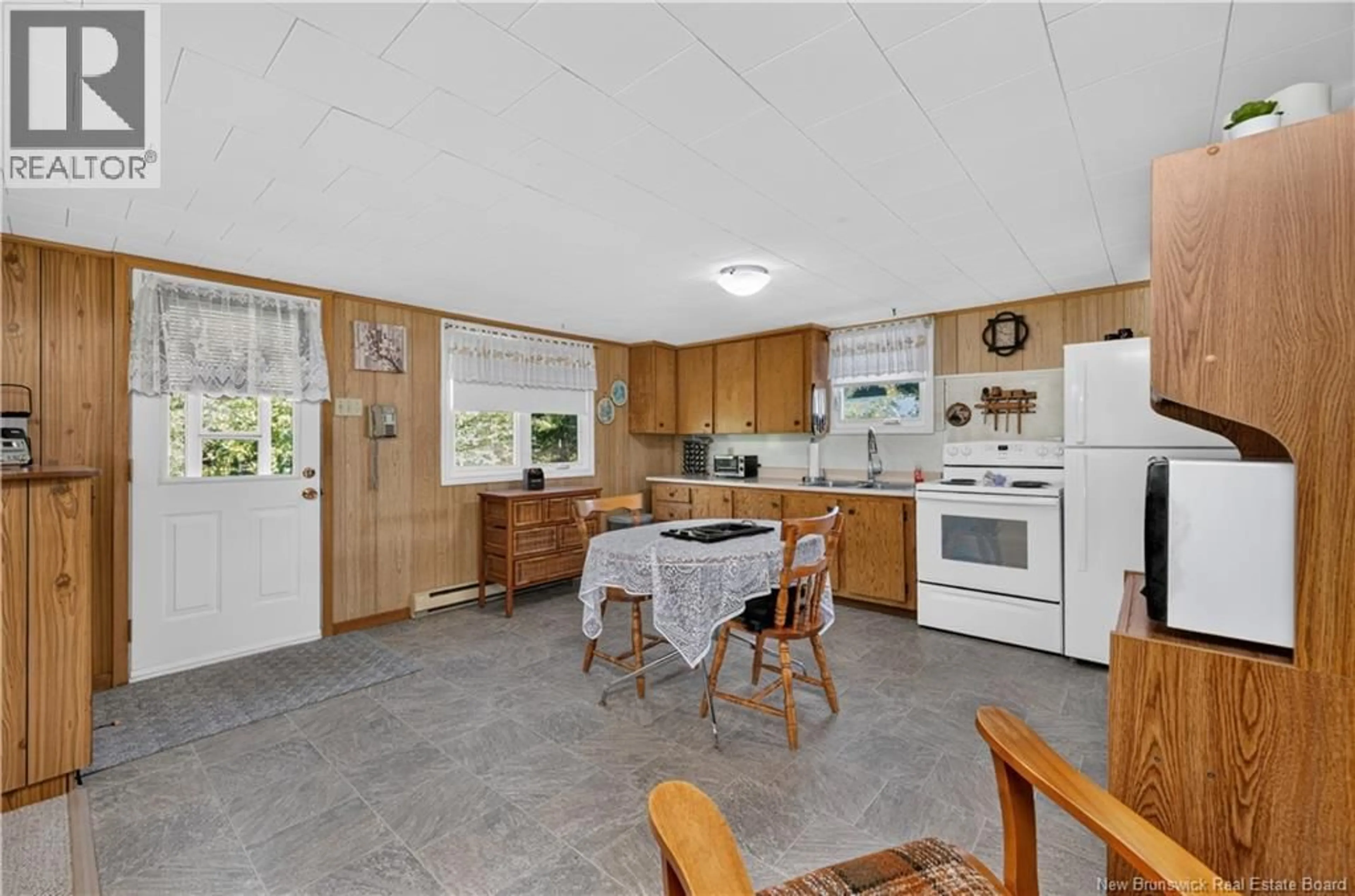 Standard kitchen, ceramic/tile floor for 9 BRIDGE VIEW CRESCENT, Shediac River New Brunswick E4R1E3