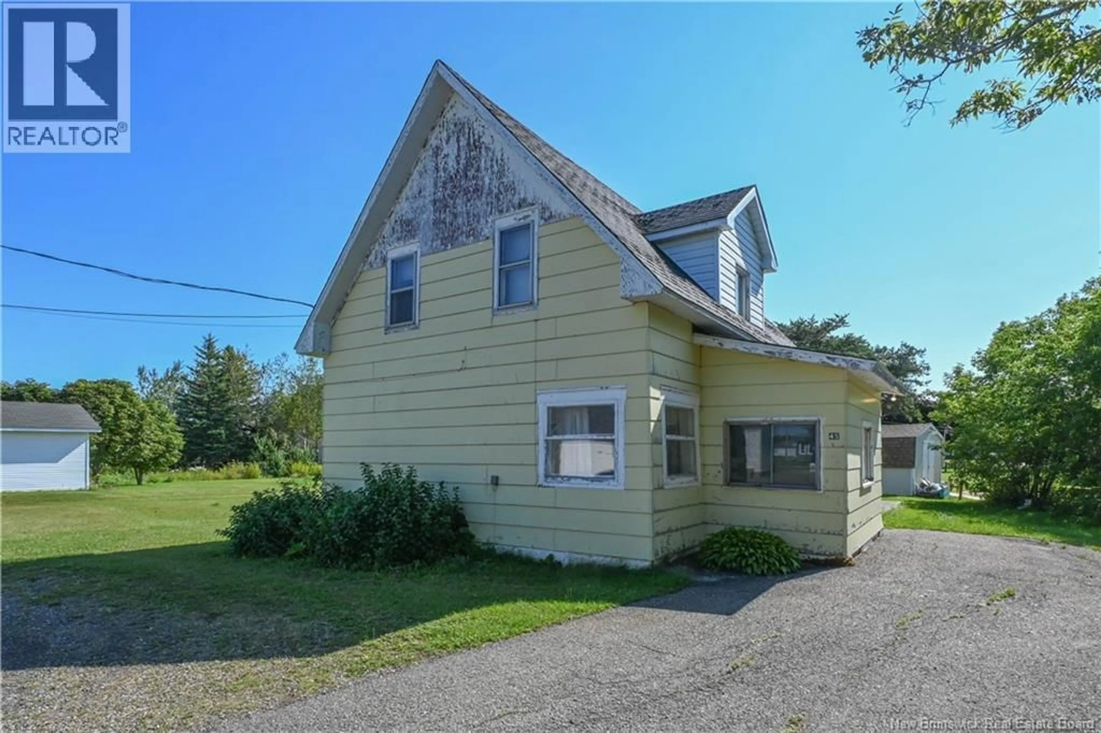 Home with vinyl exterior material, building for 45 DU PÊCHEUR STREET, Lamèque New Brunswick E8T1K4