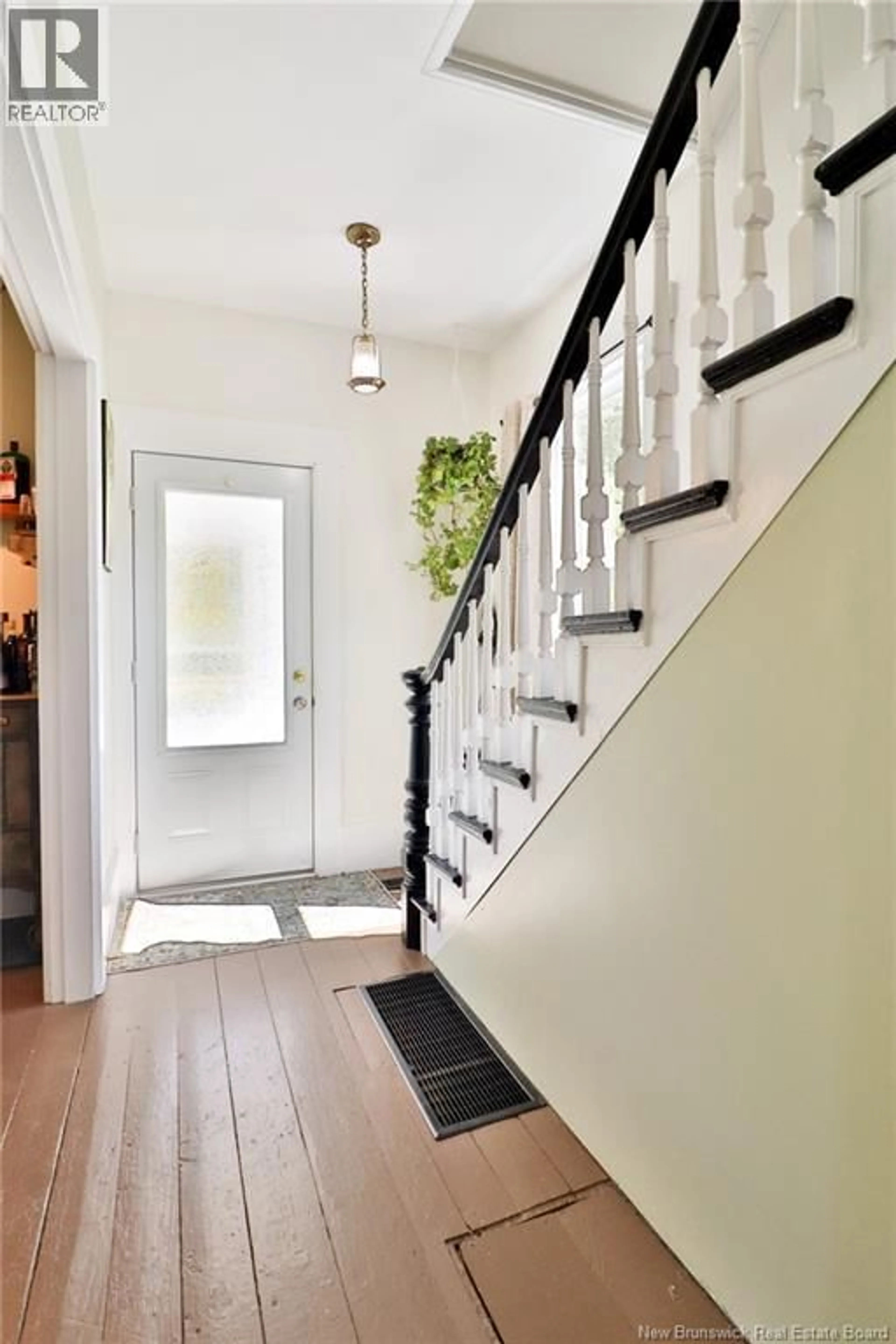 Indoor entryway for 86 KENNEBECASIS RIVER ROAD, Hampton New Brunswick E5N6L2