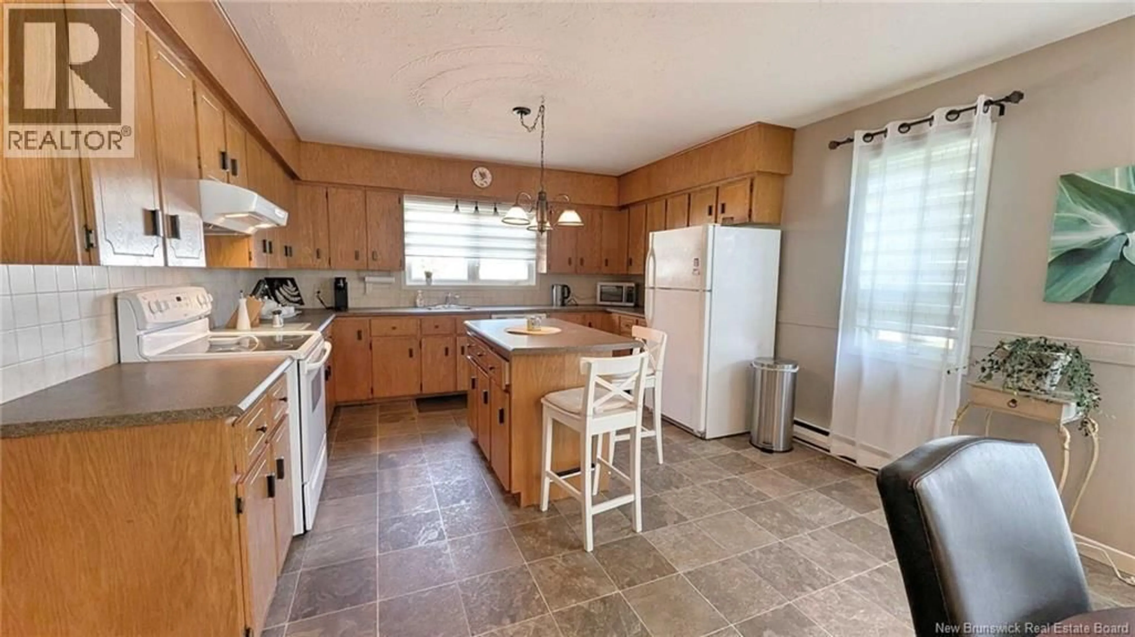 Standard kitchen, ceramic/tile floor for 264 RUE ALLARD STREET, Caraquet New Brunswick E1W1A6