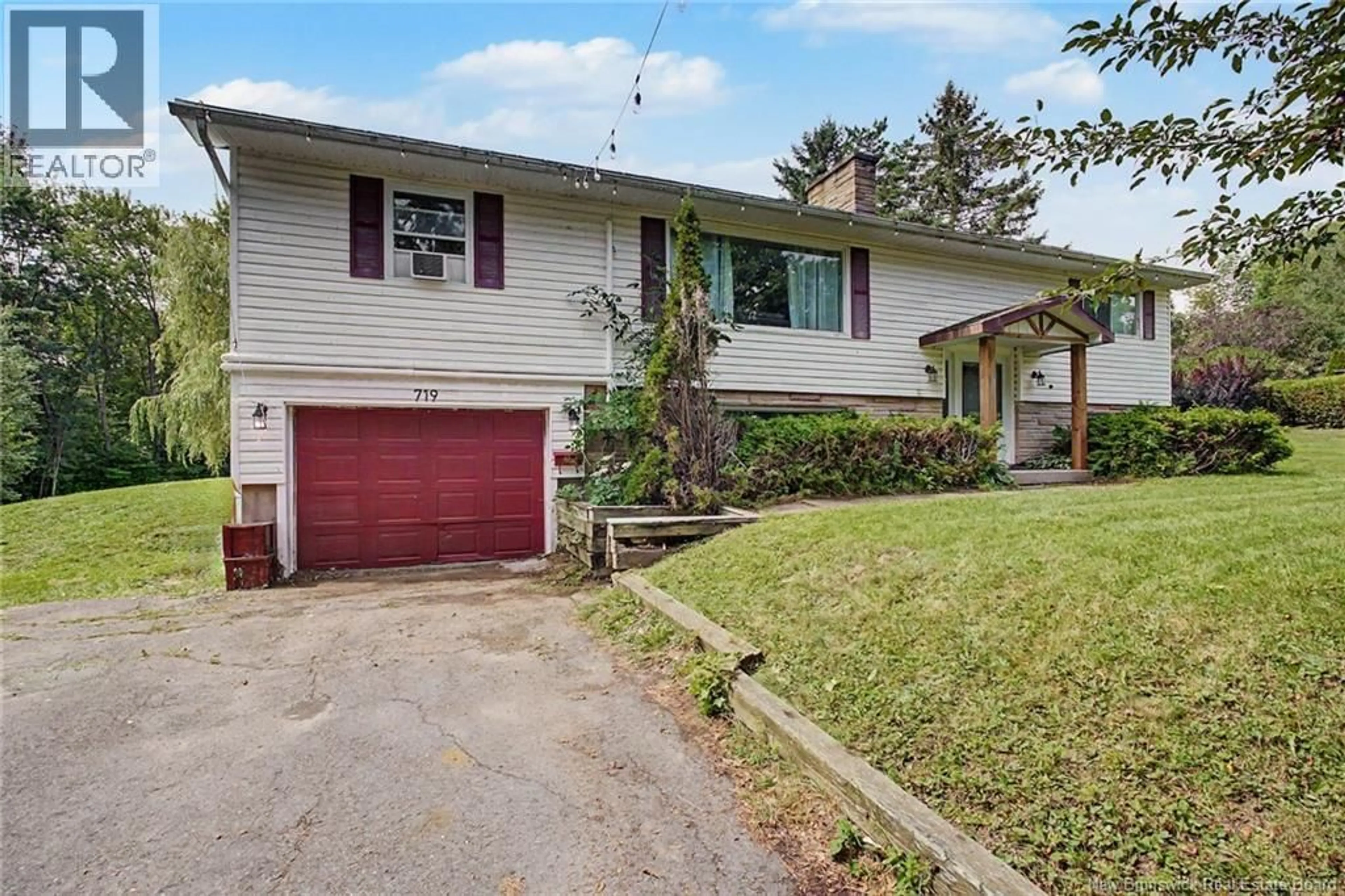 Home with vinyl exterior material, street for 719 GLENGARRY PLACE, Fredericton New Brunswick E3B5Z8
