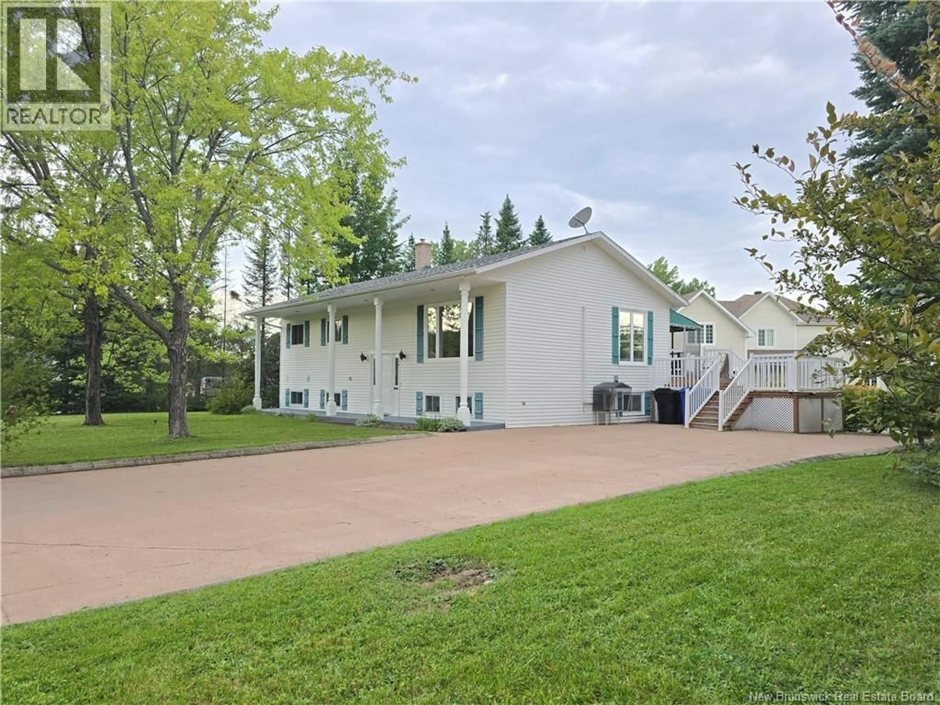 Home with vinyl exterior material, street for 14 CÔTE BLEU, Bathurst New Brunswick E2A3E8