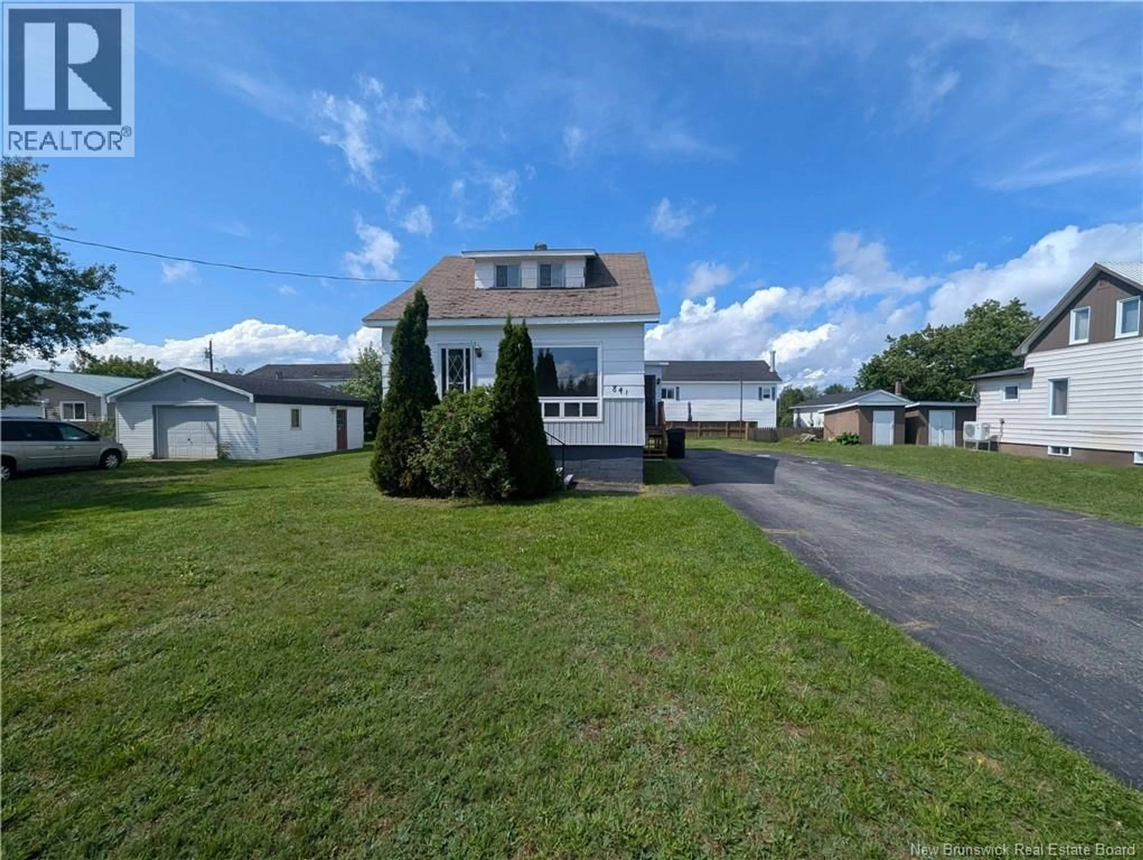 A pic from outside/outdoor area/front of a property/back of a property/a pic from drone, street for 841 HELEN, Bathurst New Brunswick E2A2E6