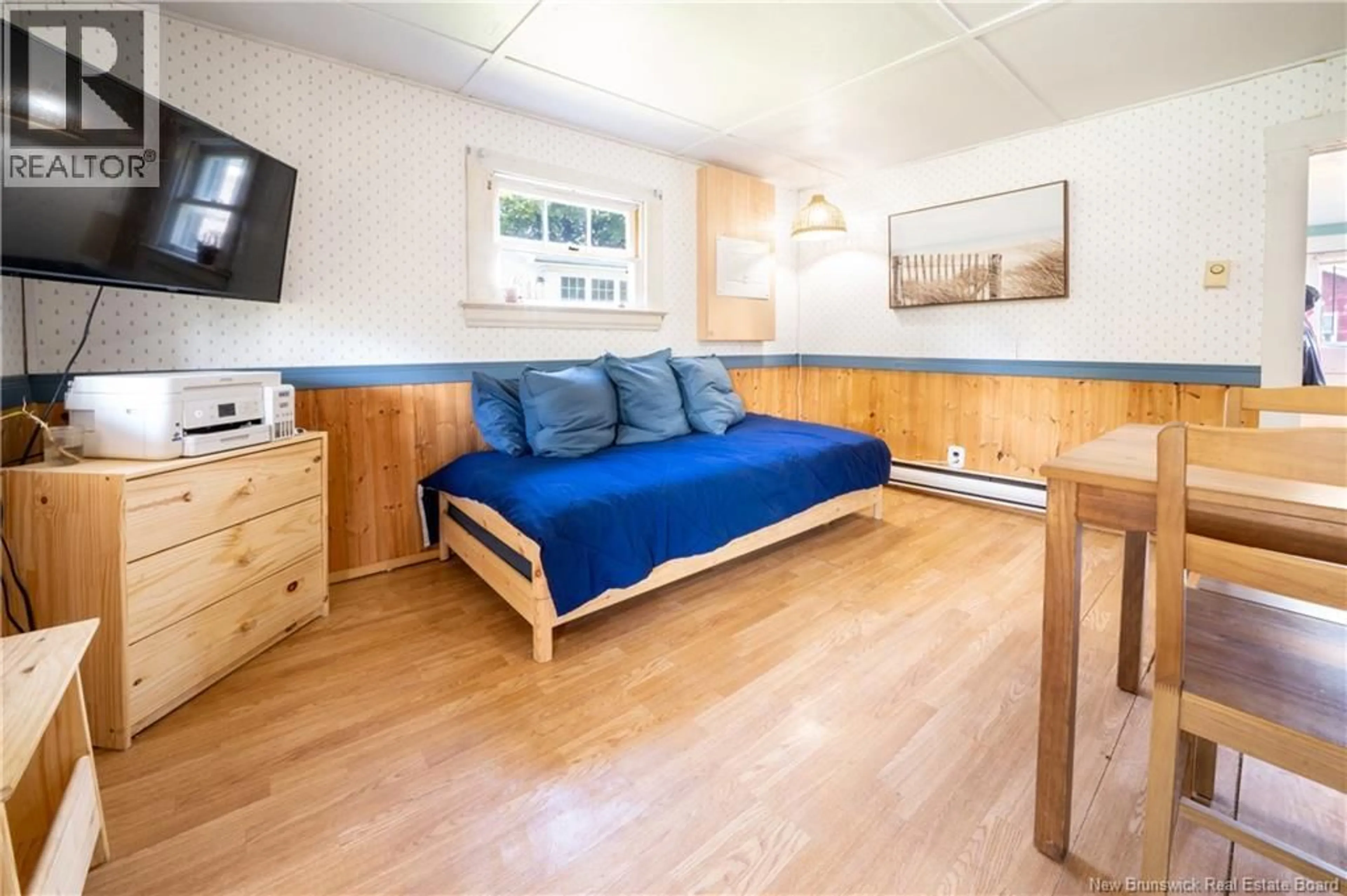 Bedroom with bed, wood/laminate floor for 27 SATINWOOD AVENUE, Pointe-Du-Chêne New Brunswick E4P5B3