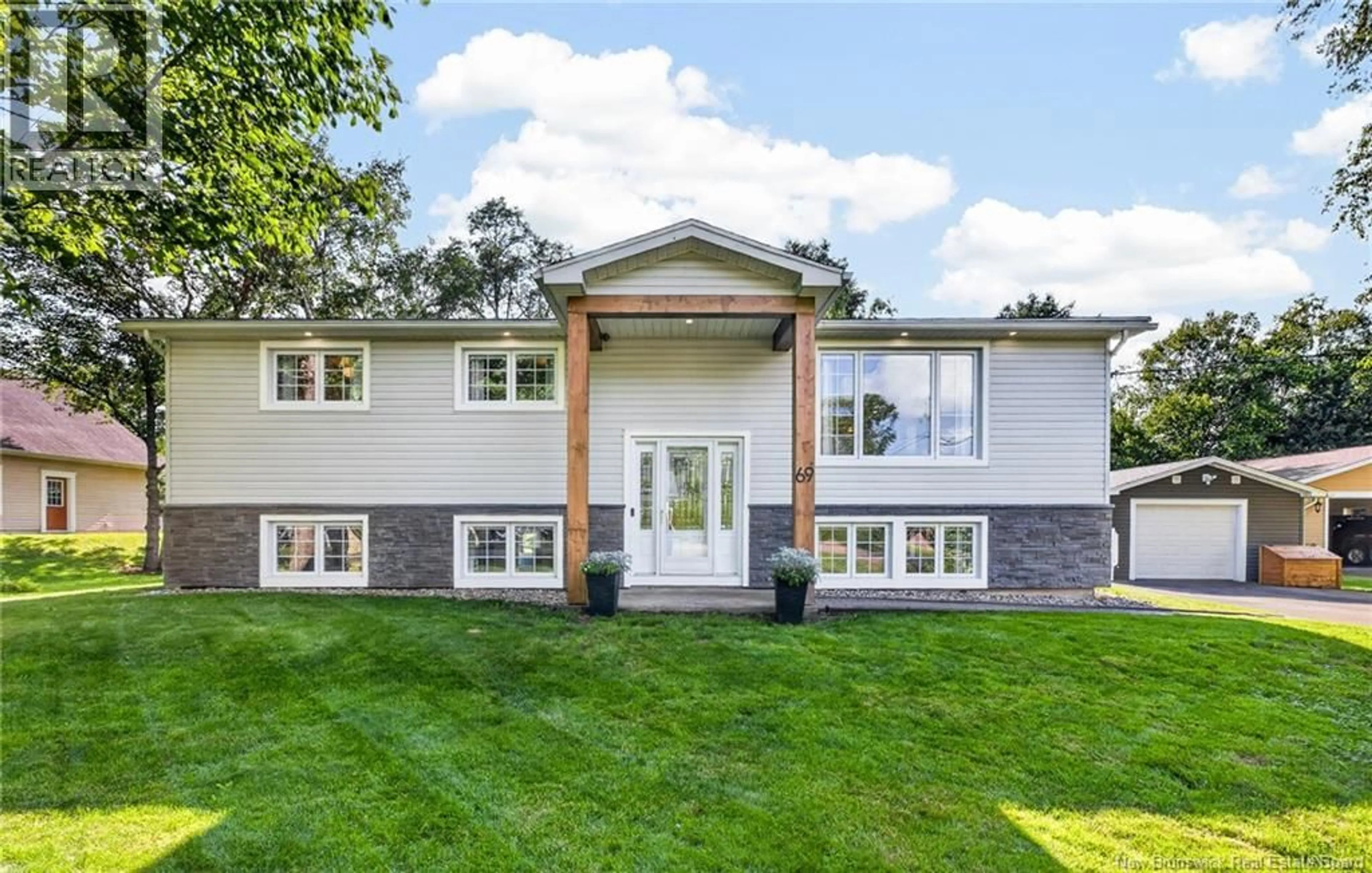 Home with vinyl exterior material, unknown for 69 MONTCLAIR STREET, Shediac New Brunswick E4P2J2