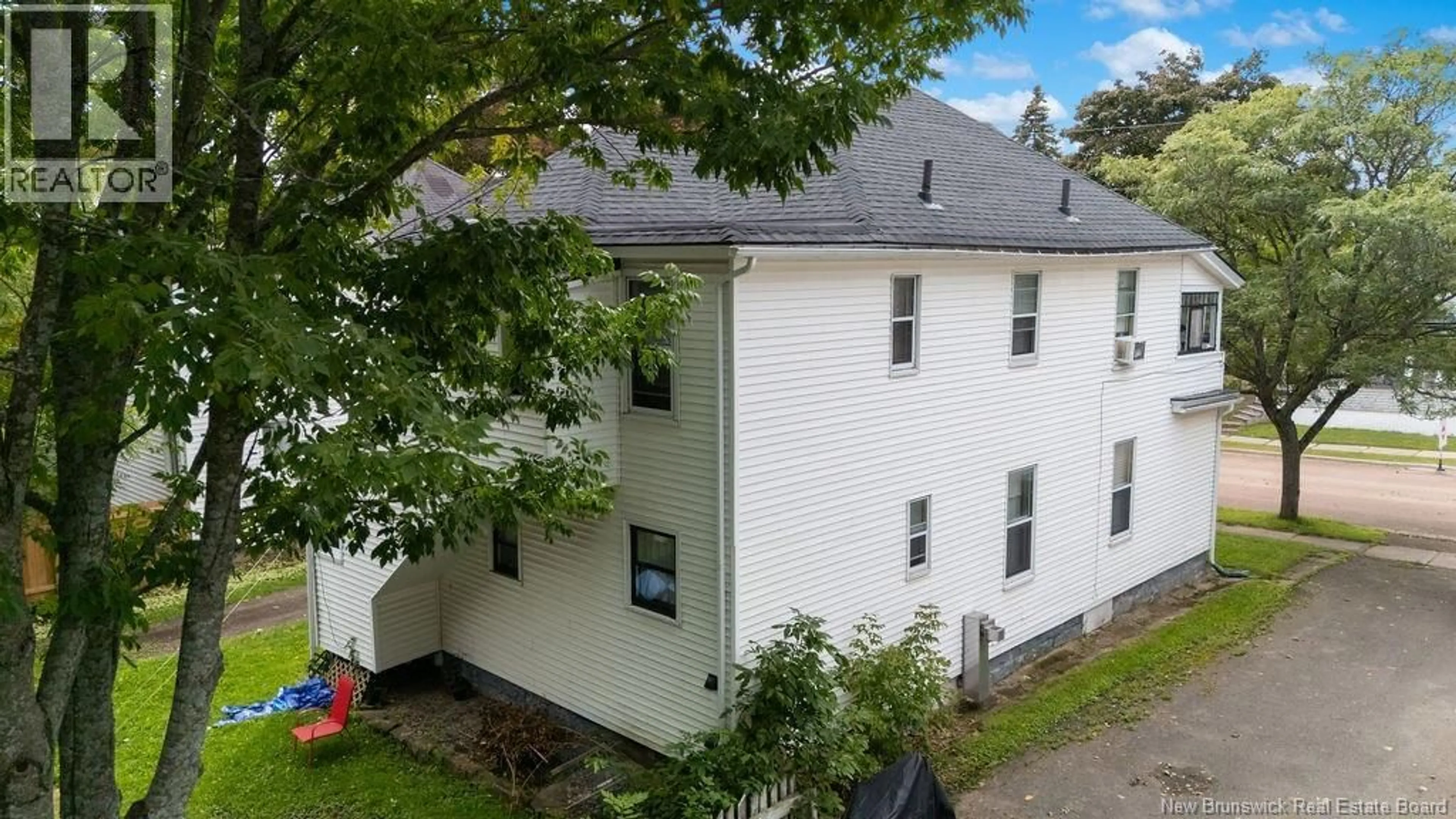 A pic from outside/outdoor area/front of a property/back of a property/a pic from drone, building for 93-95 CORNHILL STREET, Moncton New Brunswick E1B6K8