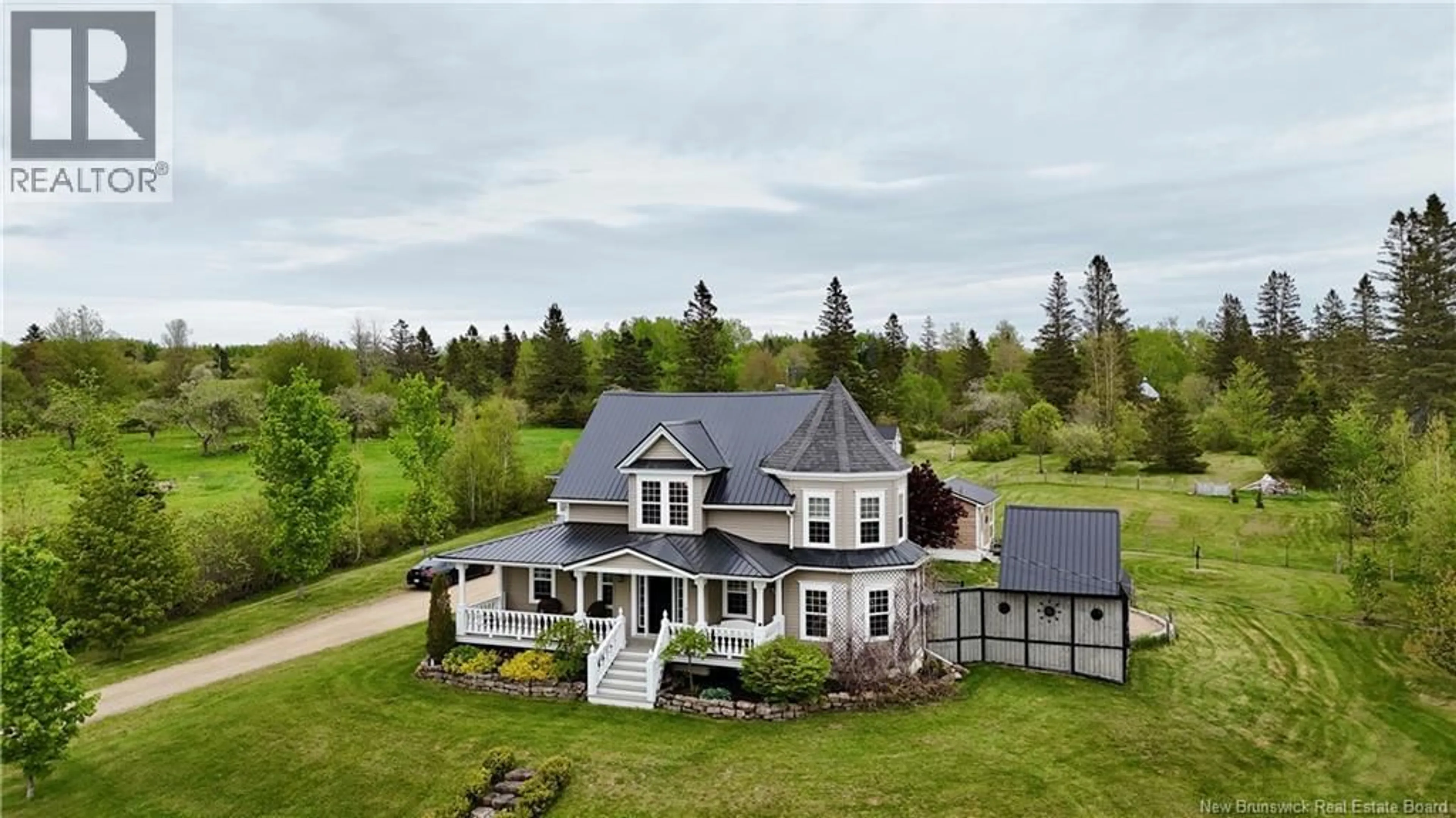 A pic from outside/outdoor area/front of a property/back of a property/a pic from drone, building for 521 ROYAL, Memramcook New Brunswick E4K1N7