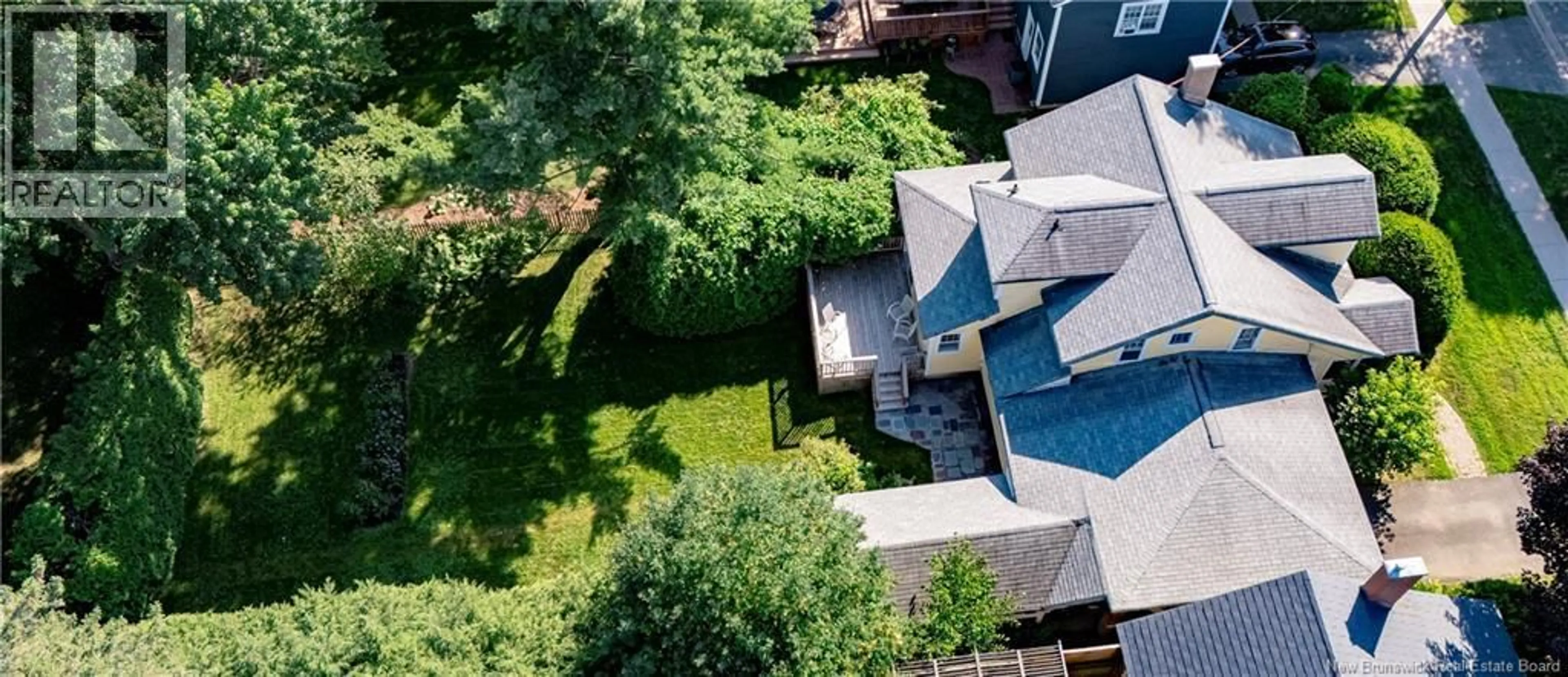 A pic from outside/outdoor area/front of a property/back of a property/a pic from drone, unknown for 320 UNIVERSITY AVENUE, Fredericton New Brunswick E3B4J1