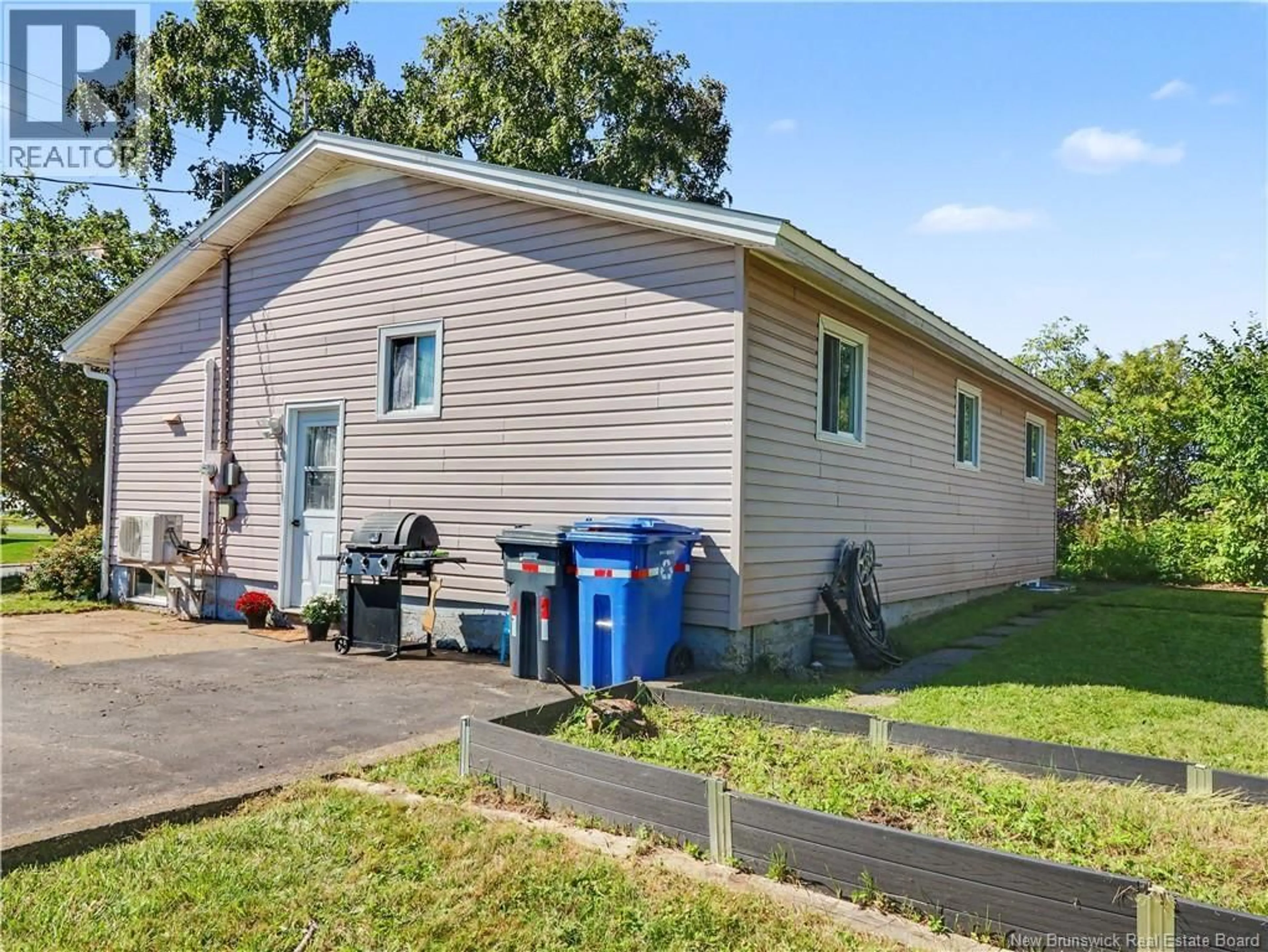 Home with vinyl exterior material, street for 130 KIRKPATRICK STREET, Woodstock New Brunswick E7M2B1