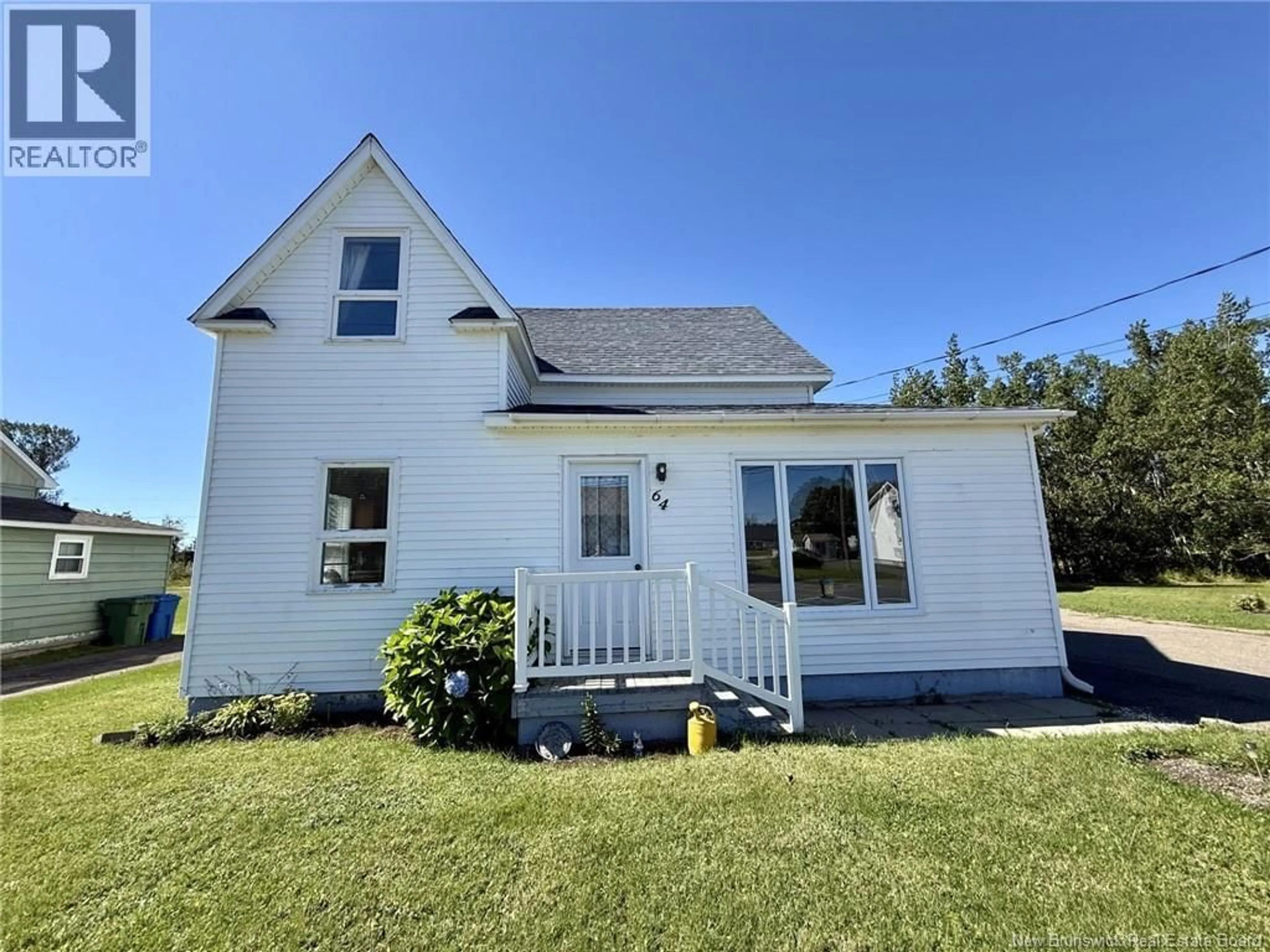 Home with vinyl exterior material, street for 64 RUE DU PÊCHEUR NORD, Lamèque New Brunswick E8T1J5