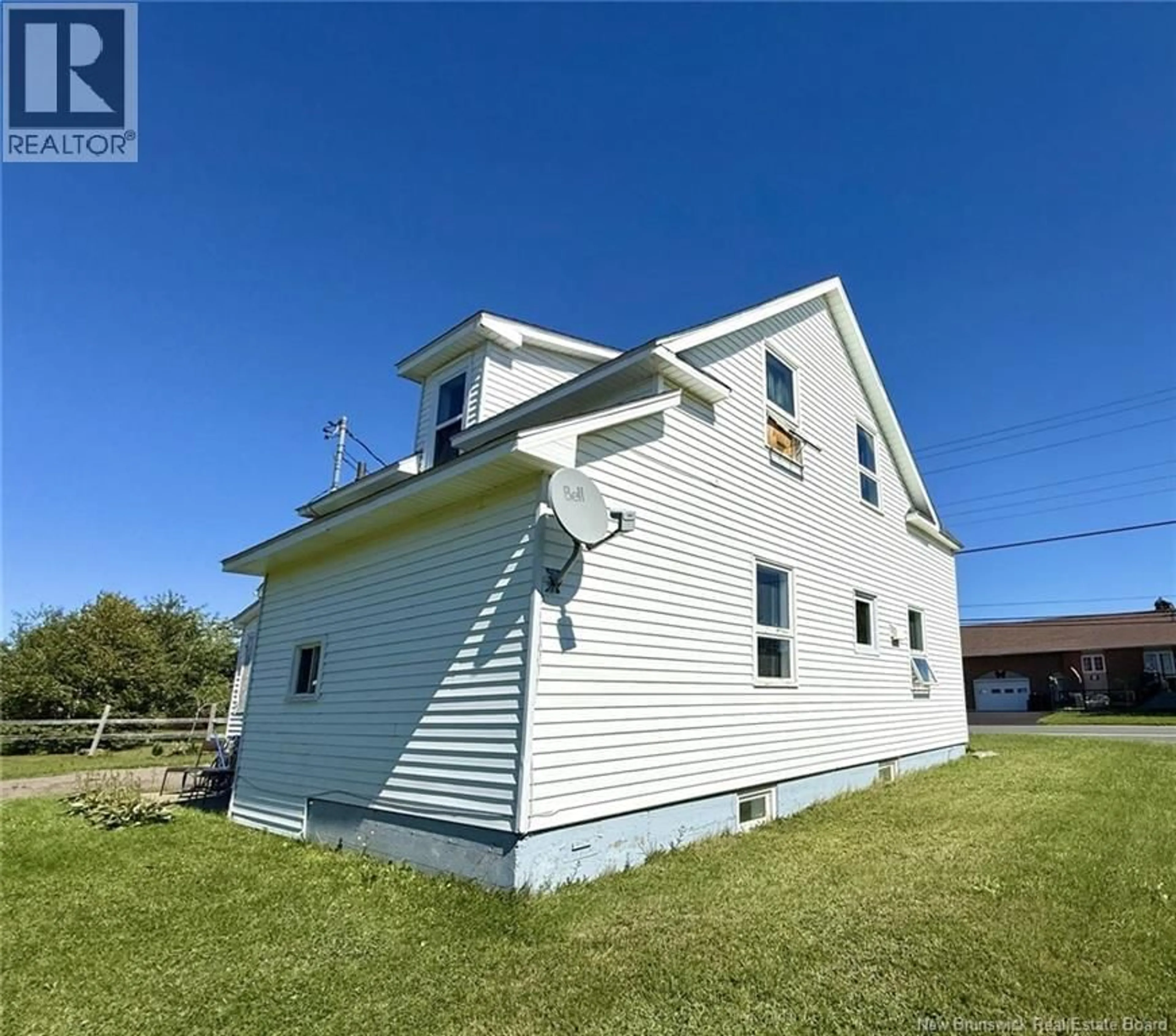 A pic from outside/outdoor area/front of a property/back of a property/a pic from drone, building for 64 RUE DU PÊCHEUR NORD, Lamèque New Brunswick E8T1J5