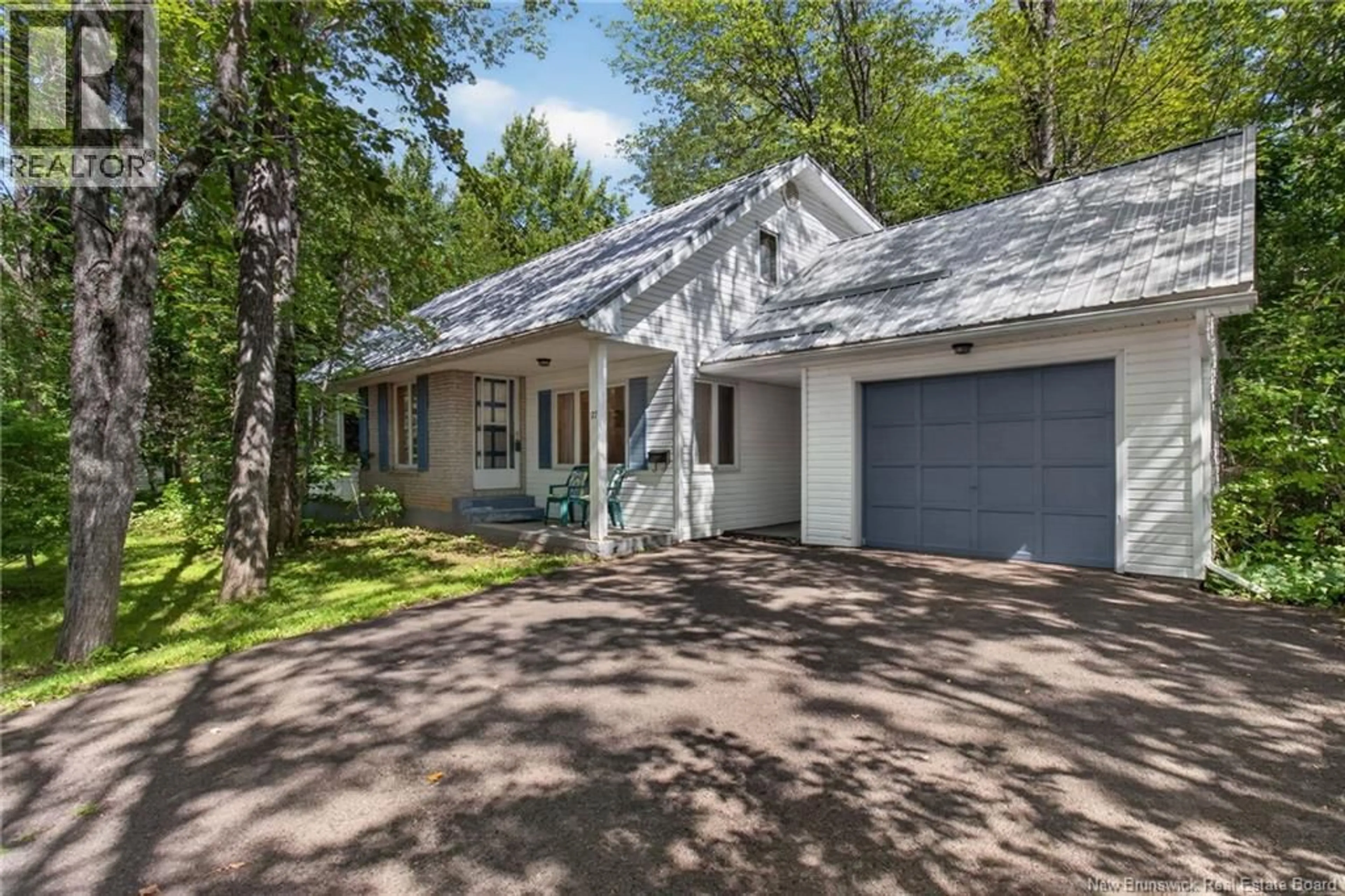 Home with vinyl exterior material, street for 27 SNOWDON COURT, Moncton New Brunswick E1G1P1