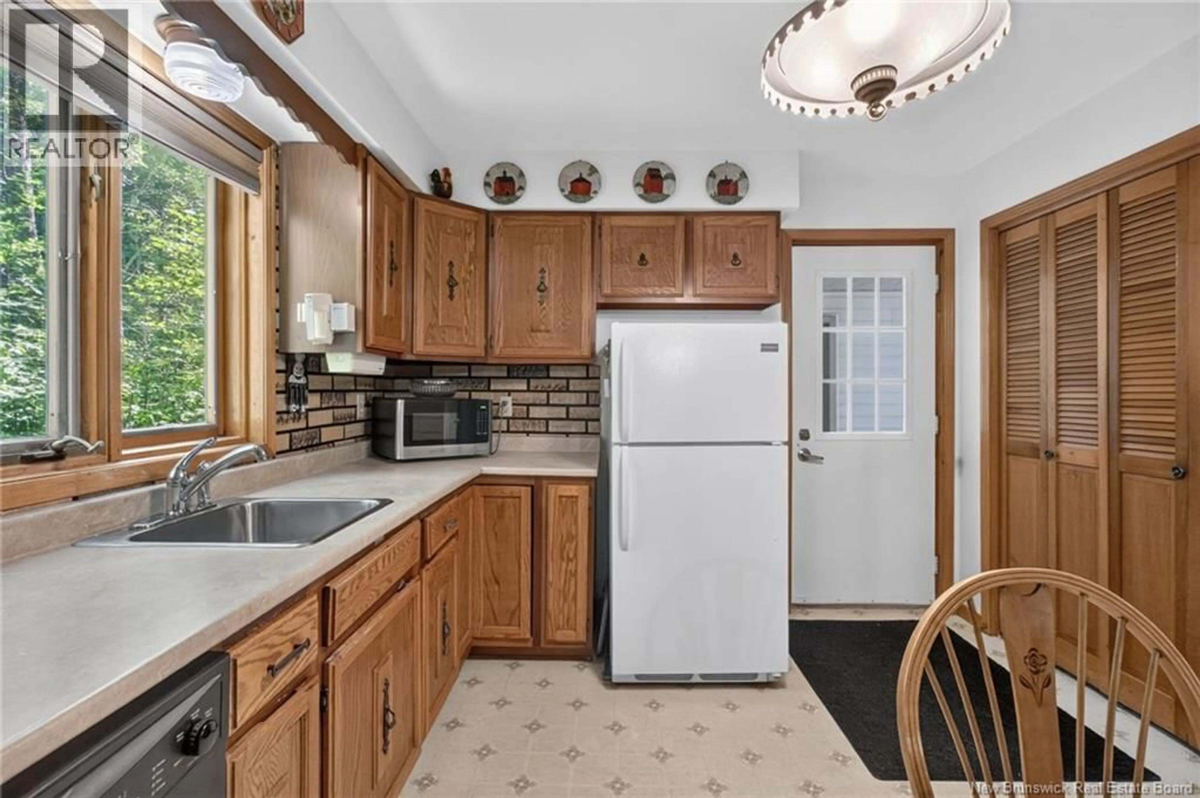 Standard kitchen, ceramic/tile floor for 27 SNOWDON COURT, Moncton New Brunswick E1G1P1