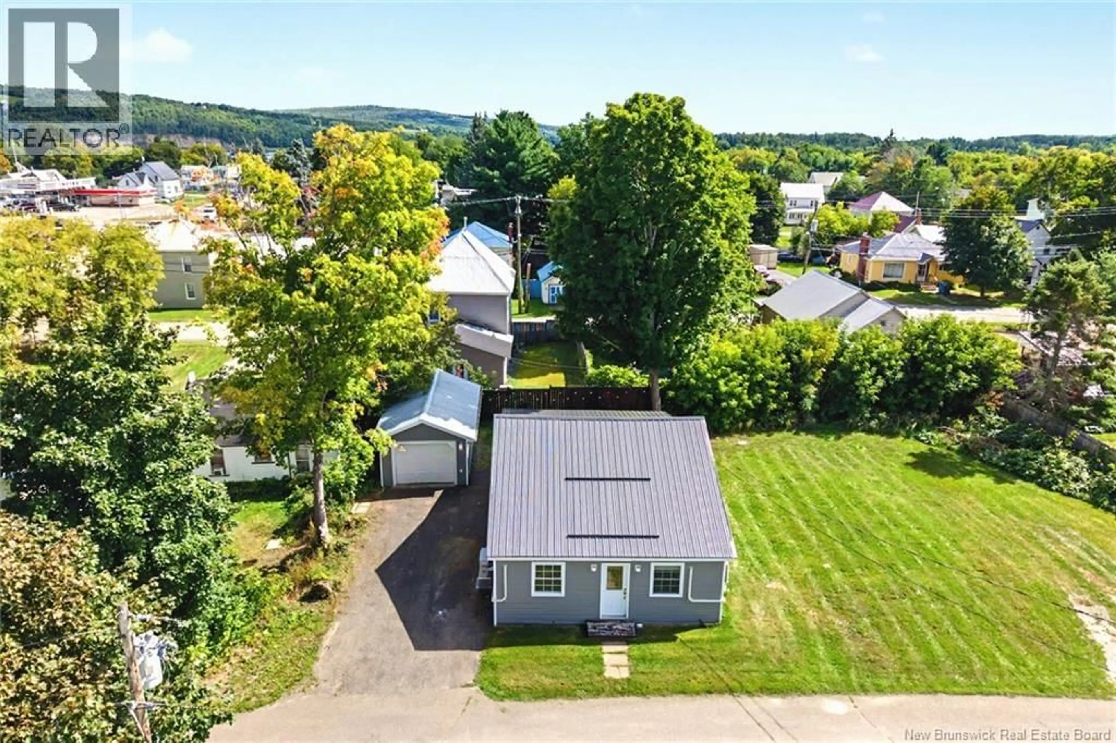 A pic from outside/outdoor area/front of a property/back of a property/a pic from drone, street for 121 CHARLOTTE STREET, Woodstock New Brunswick E7M1J9