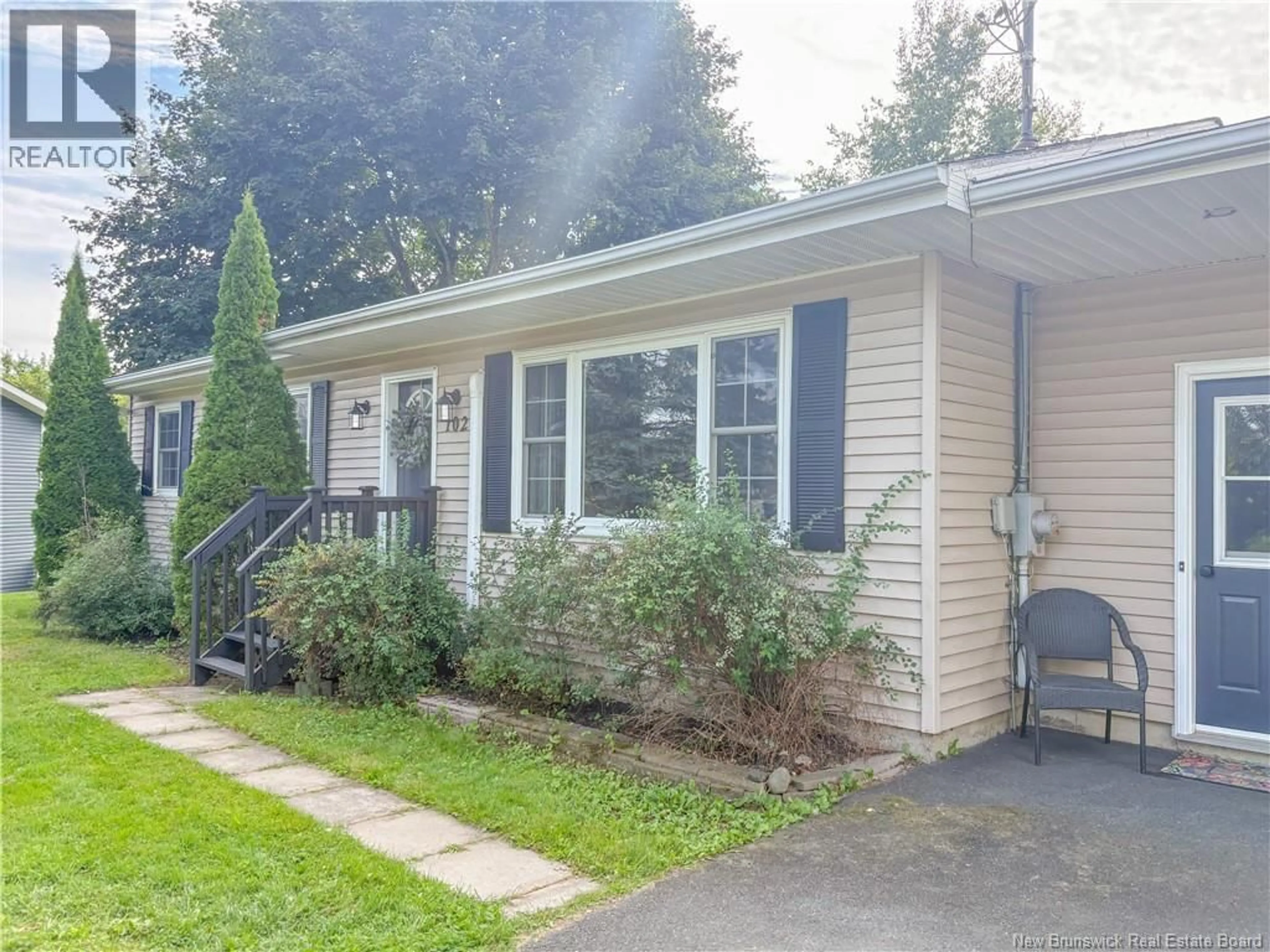 Home with vinyl exterior material, street for 102 KELLY COURT, Woodstock New Brunswick E7M1Z4