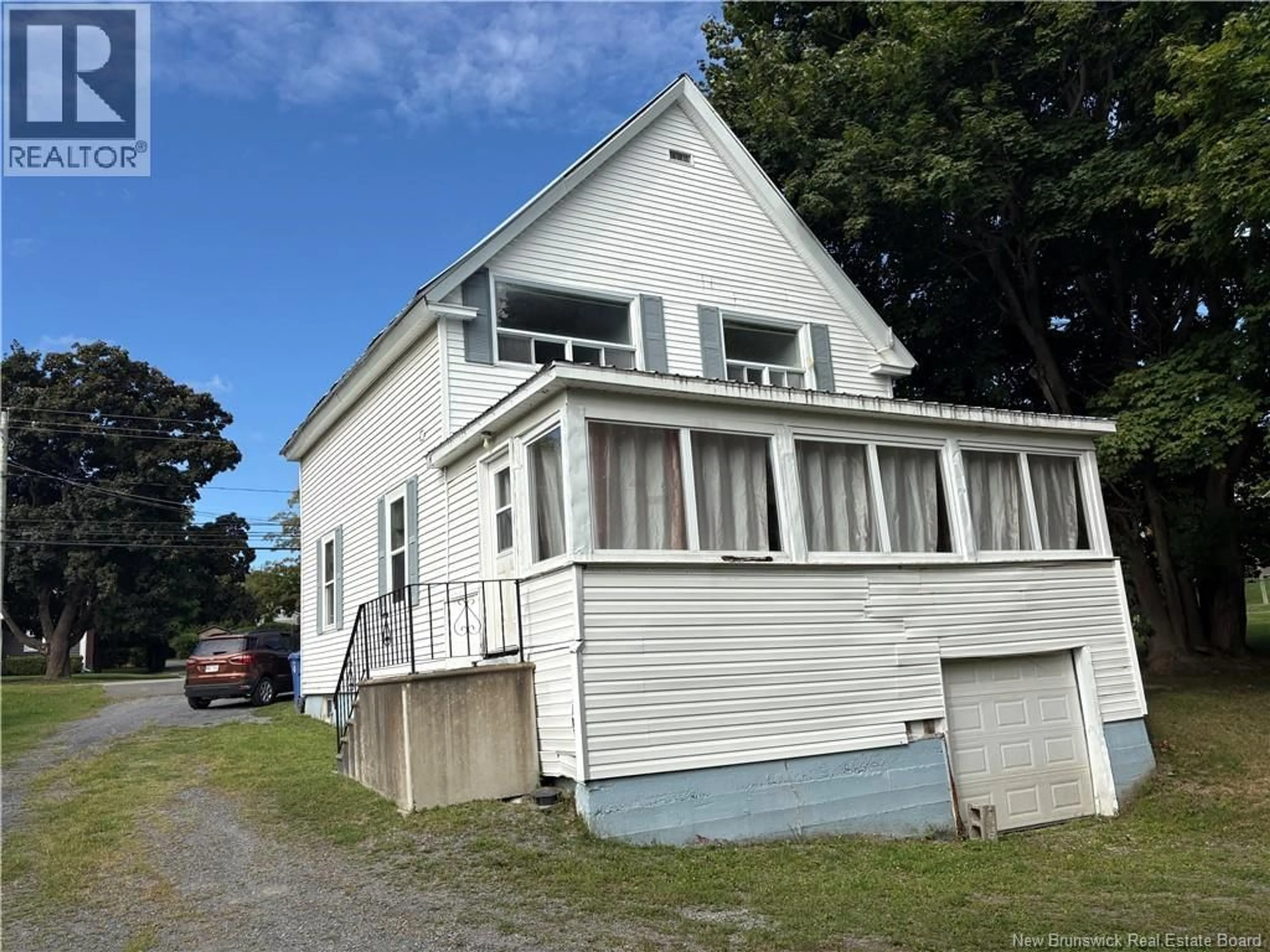 Home with vinyl exterior material, unknown for 806 MAIN STREET, Woodstock New Brunswick E7M2E8